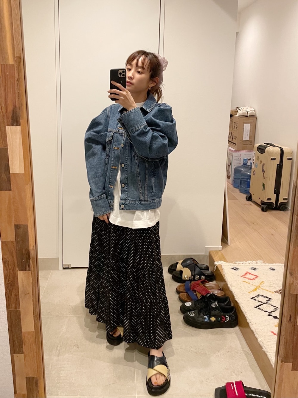 「potete、シュシュ、chouchou、高橋愛、PINK HOUSE、154cm、虜、holiday」｜「HOLIDAYのPUFF SLEEVE DENIM JACKET パフスリーブデニムジャケット（デニムジャケット、ブルー系）」を使った、高橋愛さん（レディース・154cm）の春コーディネートの1枚目の写真