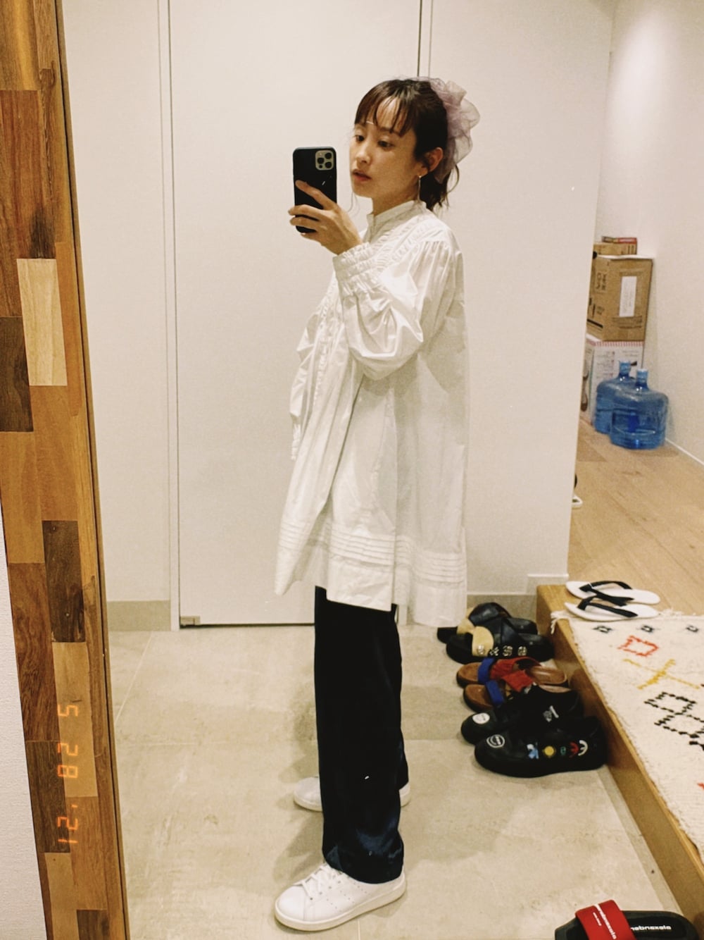 「ボリューム袖、ボリュームシャツ、高橋愛、154cm、これが私をアゲる服、fukuu、ふくうコーデ、アセテートサテン、サテンパンツ」｜「WRYHTのアイテム（シャツ/ブラウス、ホワイト系）」を使った、高橋愛さん（レディース・154cm）の春コーディネートの1枚目の写真