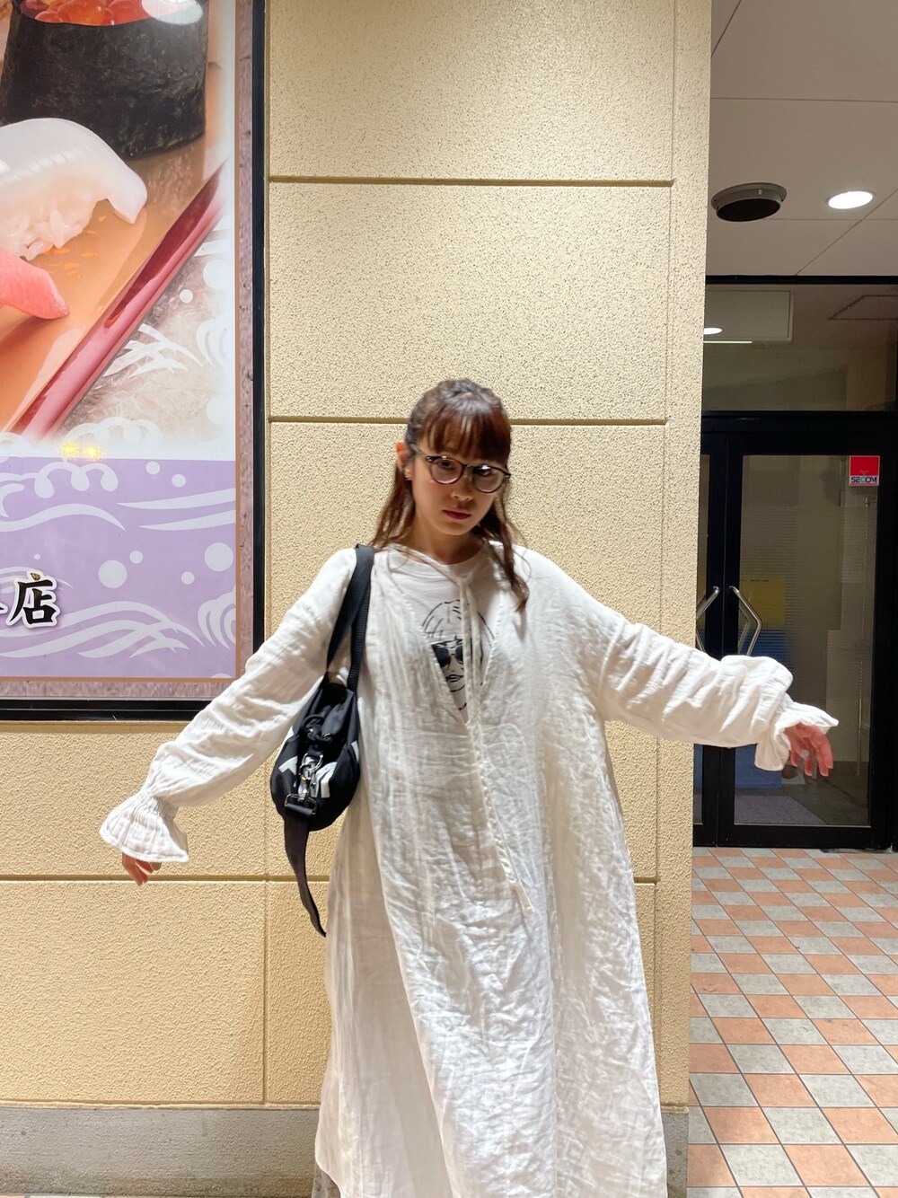 「これが私をアゲる服、鯖江のメガネ、さばえめがね、福井県、ふくいブランド大使、高橋愛、fukuu、ふくうコーデ、154cm、MM6」｜「fukuuのバックオープン ゆったりワンピ（ワンピース、ホワイト系）」を使った、高橋愛さん（レディース・154cm）の春コーディネートの1枚目の写真