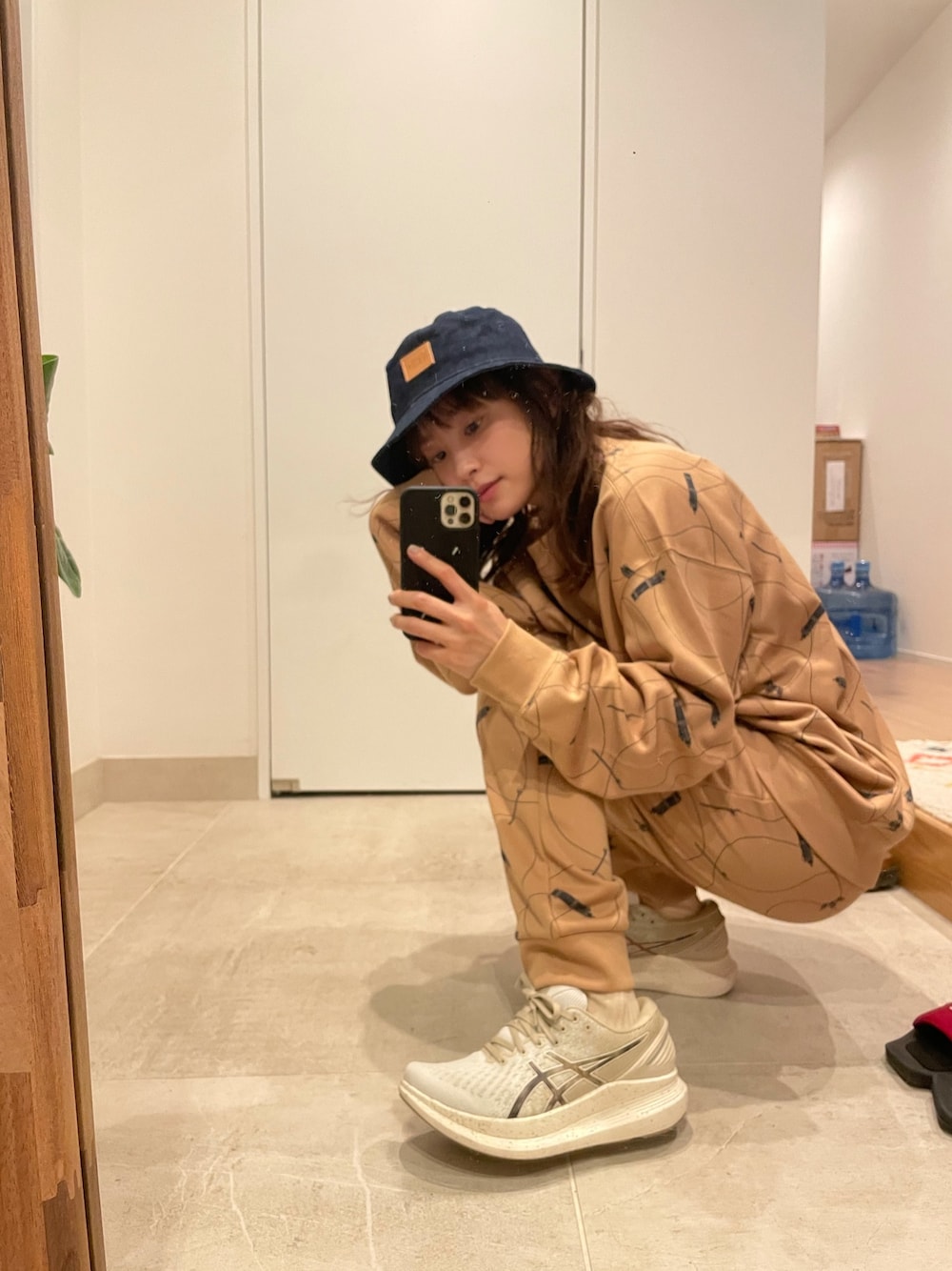 「これが私をアゲる服、セットアップ、立体機動装置、リヴァイ兵長、進撃の巨人、高橋愛、154cm」｜「R4Gの［進撃の巨人］3D MANEUVER GEAR TRACKSUIT（ルームウェア/パジャマ、ベージュ系）」を使った、高橋愛さん（レディース・154cm）の春コーディネートの1枚目の写真