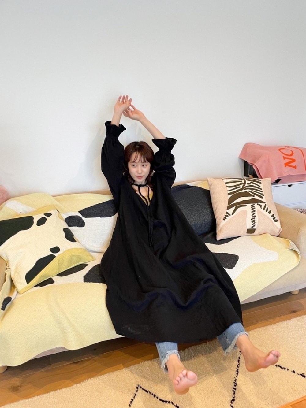 「OSHIMA REI、デニム、ロングワンピース、オーガニックコットン、fukuu、高橋愛、黒、154cm」｜「fukuuのバックオープン ゆったりワンピ（ワンピース、ブラック系）」を使った、高橋愛さん（レディース・154cm）の夏コーディネートの1枚目の写真