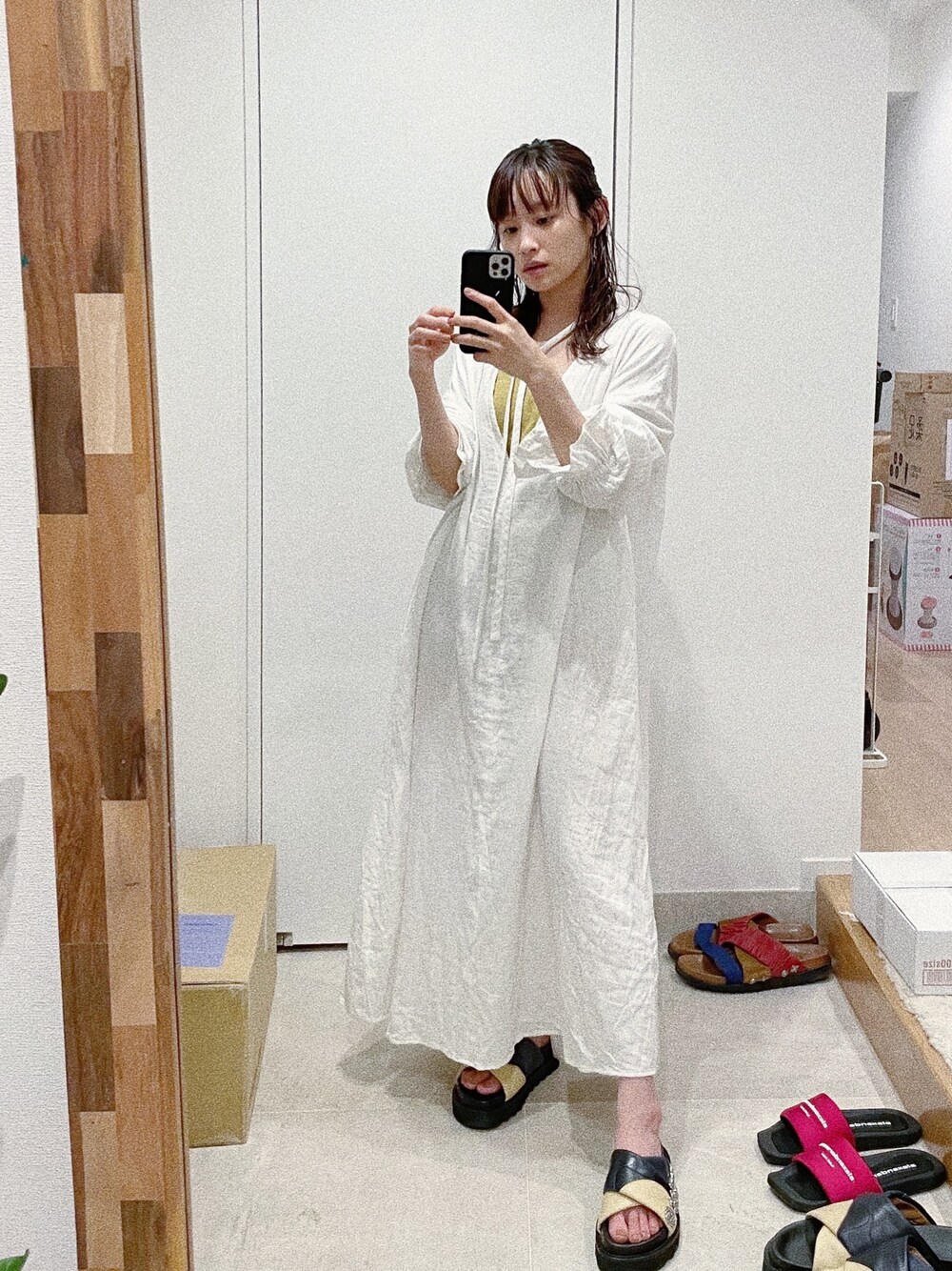 「夏、休日スタイル、ゆるコーデ、高橋愛、ルームウェア、ライム色、ライムグリーン、マスタード、154cm、キャミソール」｜「fukuuのバックオープン ゆったりワンピ（ワンピース、ホワイト系）」を使った、高橋愛さん（レディース・154cm）の夏コーディネートの1枚目の写真