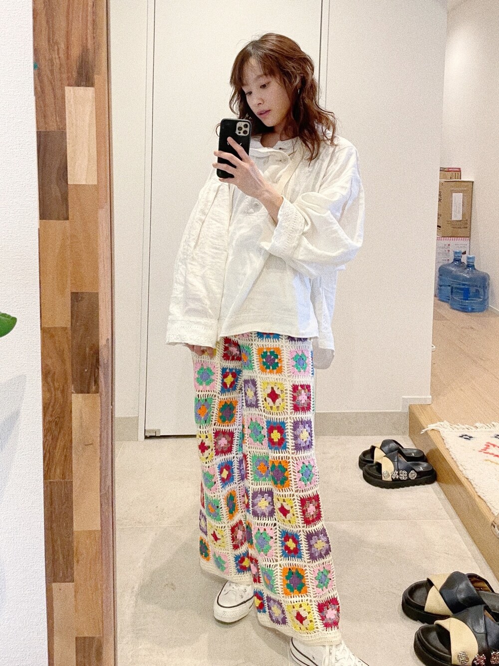 「ホワイトコーデ、高橋愛、154cm、カジュアルコーデ、MAISON SPECIAL、holiday、コンバース」｜「HOLIDAYのHEAVY LINEN SNOW PARKA ヘビーリネンスノーパーカー（ミリタリージャケット、ホワイト系）」を使った、高橋愛さん（レディース・154cm）の夏コーディネートの1枚目の写真