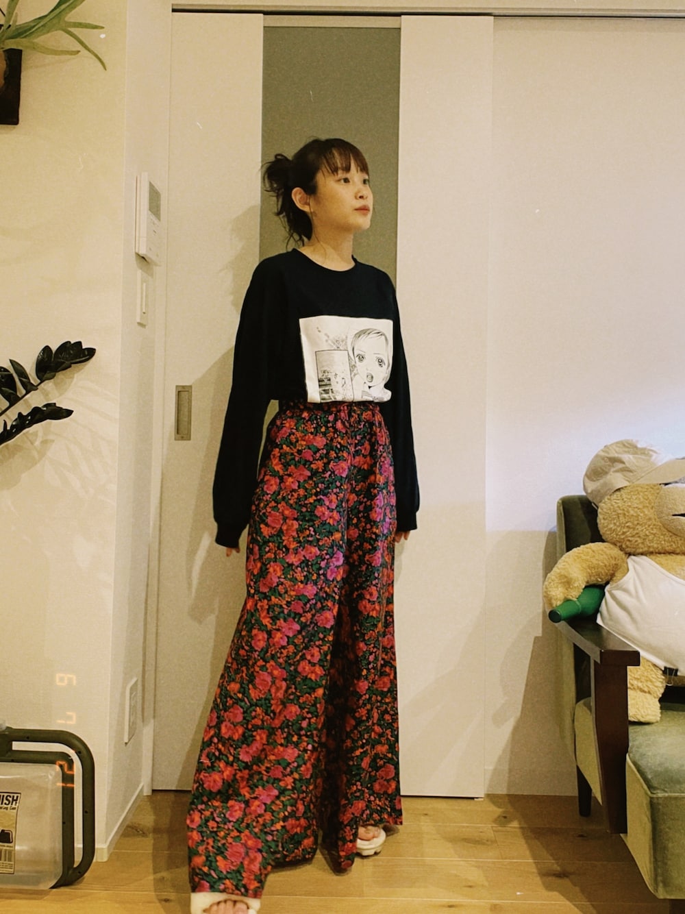「ご近所物語、jouetie、高橋愛、merry jenny、小花柄、オーバーサイズ」｜「jouetieのご近所物語 シーンカットロンT（Tシャツ/カットソー、ブラック系）」を使った、高橋愛さん（レディース・154cm）の夏コーディネートの1枚目の写真