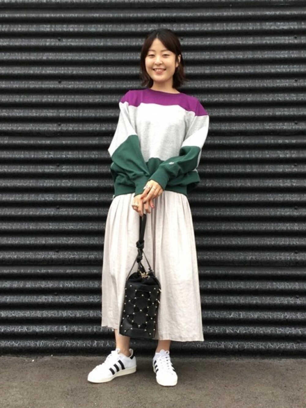 「スカート、スウエット、Americana 、マルチカラー、スーパースター、キャセリーニ、90’s、秋コーデ、ジーンズファクトリー、ZOZOTOWN近日オープン」｜「AMERICANAの[Americana/アメリカーナ] サイドZIPクルースウェット（スウェット、パープル系）」を使った、jeansfactoryさん（レディース・158cm）の秋コーディネートの1枚目の写真