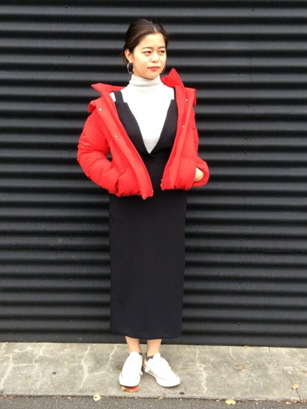 「コンバース、ダウンジャケット、サロペット、赤、冬コーデ、オールスター、ootd、ジーンズファクトリー、JF READY MADE、JEANSFACTORYCLOTHES」｜「JEANS FACTORY の[JEANS FACTORY clothes/ジーンズファクトリークローズ] ボリュームショート丈ストレッチダウンジャケット（ダウンジャケット/コート、レッド系）」を使った、jeansfactoryさん（レディース・158cm）の冬コーディネートの1枚目の写真