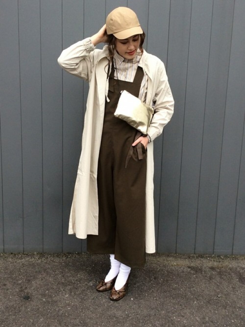 「キャップ、サロペット、ストライプ、白ソックス、シャツワンピ、パイソン柄、ポシェット、春コーデ、サコッシュ、ジーンズファクトリー」｜「JEANS FACTORY の[ANTGAUGE/アントゲージ] ルーズサロペット（サロペット/オーバーオール、ブラウン系）」を使った、jeansfactoryさん（レディース・170cm）の冬コーディネートの1枚目の写真