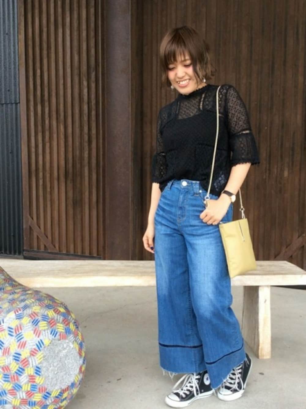 ブラック系のシャツ/ブラウスを着用したレディースの春コーディネートの1枚目の写真