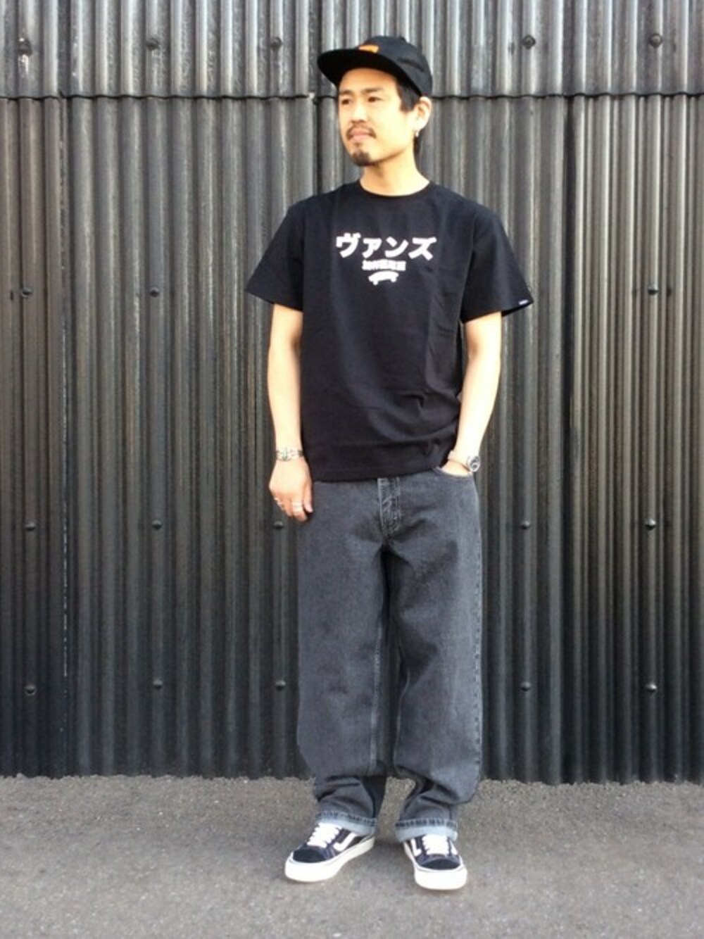 「スニーカー、VANS、カジュアル、モノトーン、プリントT、スケートスタイル、夏コーデ、ヴァンズ、カタカナT、ジーンズファクトリー」｜「VANSの[VANS/バンズ] JF別注カタカナ漢字ロゴプリントTシャツ（Tシャツ/カットソー、ブラック系）」を使った、jeansfactoryさん（メンズ・170cm）の春コーディネートの1枚目の写真