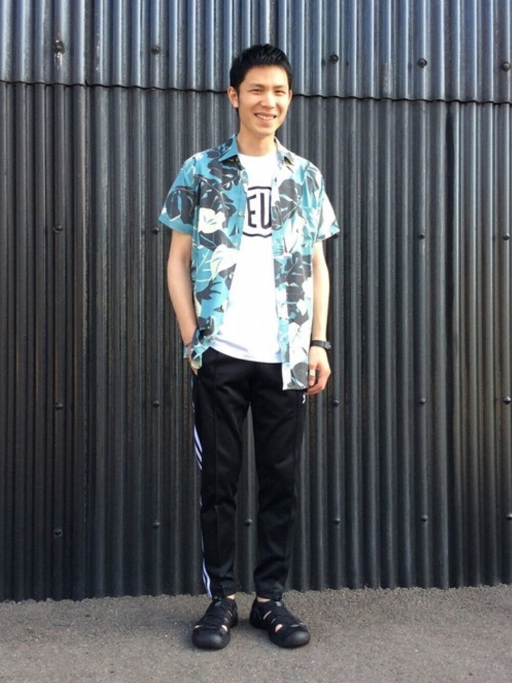 「ロゴT、adidas、keen、トラックパンツ、プリントT、アロハシャツ、DEUS EX MACHINA、ジーンズファクトリー、UNEEK、デウスエクスマキナ」｜「DEUS EX MACHINAの[DEUS EX MACHINA/デウス エクス マキナ] SHIELD Tシャツ（Tシャツ/カットソー、ホワイト系）」を使った、jeansfactoryさん（メンズ・172cm）の春コーディネートの1枚目の写真