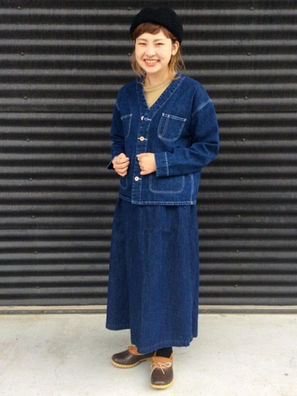 「デニム、セットアップ、denim、秋のコーデ、別注、カバーオール、ジーンズファクトリー、ヴォリュームスカート、universaloverall、ユニバーサルオーバーオール」｜「UNIVERSAL OVERALLの[UNIVERSAL OVERALL/ユニバーサルオーバーオール] 別注カバーオール（カバーオール、ブルー系）」を使った、jeansfactoryさん（レディース・155cm）の秋コーディネートの1枚目の写真