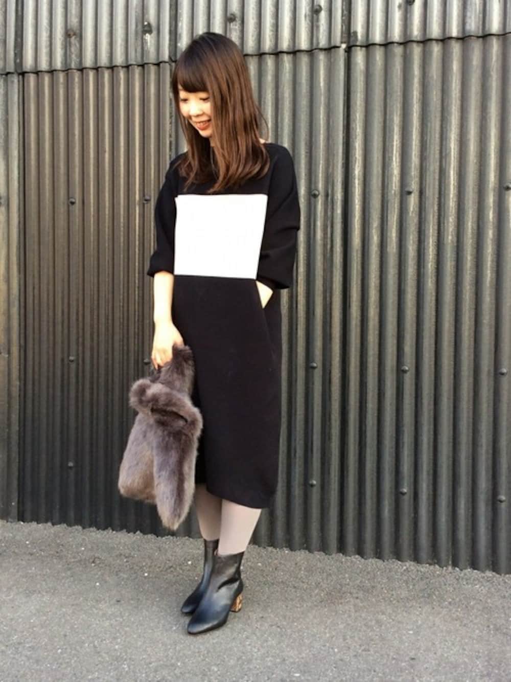 「ワンピース、別注、ショートブーツ、ニットワンピース、ファーバッグ、カラーブロック、秋冬コーデ、ジーンズファクトリー、mica&deal、マイカアンドディール」｜「MICA&DEALの[MICA&DEAL JEANSFACTORY/マイカアンドディール] 別注 カラーブロックワンピース（ワンピース、ブラック系）」を使った、jeansfactoryさん（レディース・158cm）の秋コーディネートの1枚目の写真