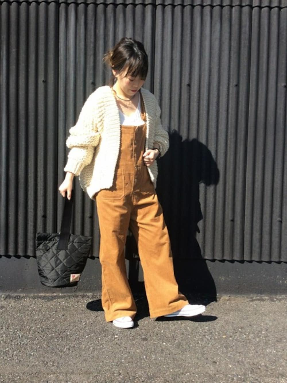 「コーデュロイ、ニットカーディガン、オーバーオール、冬コーデ、コンバース オールスター、ざっくりニット、overall、ジーンズファクトリー、universaloverall、ALLUMER」｜「UNIVERSAL OVERALLの[UNIVERSAL OVERALL/ユニバーサルオーバーオール] ベーシックオーバーオール（サロペット/オーバーオール、ベージュ系）」を使った、jeansfactoryさん（レディース・155cm）の秋コーディネートの1枚目の写真