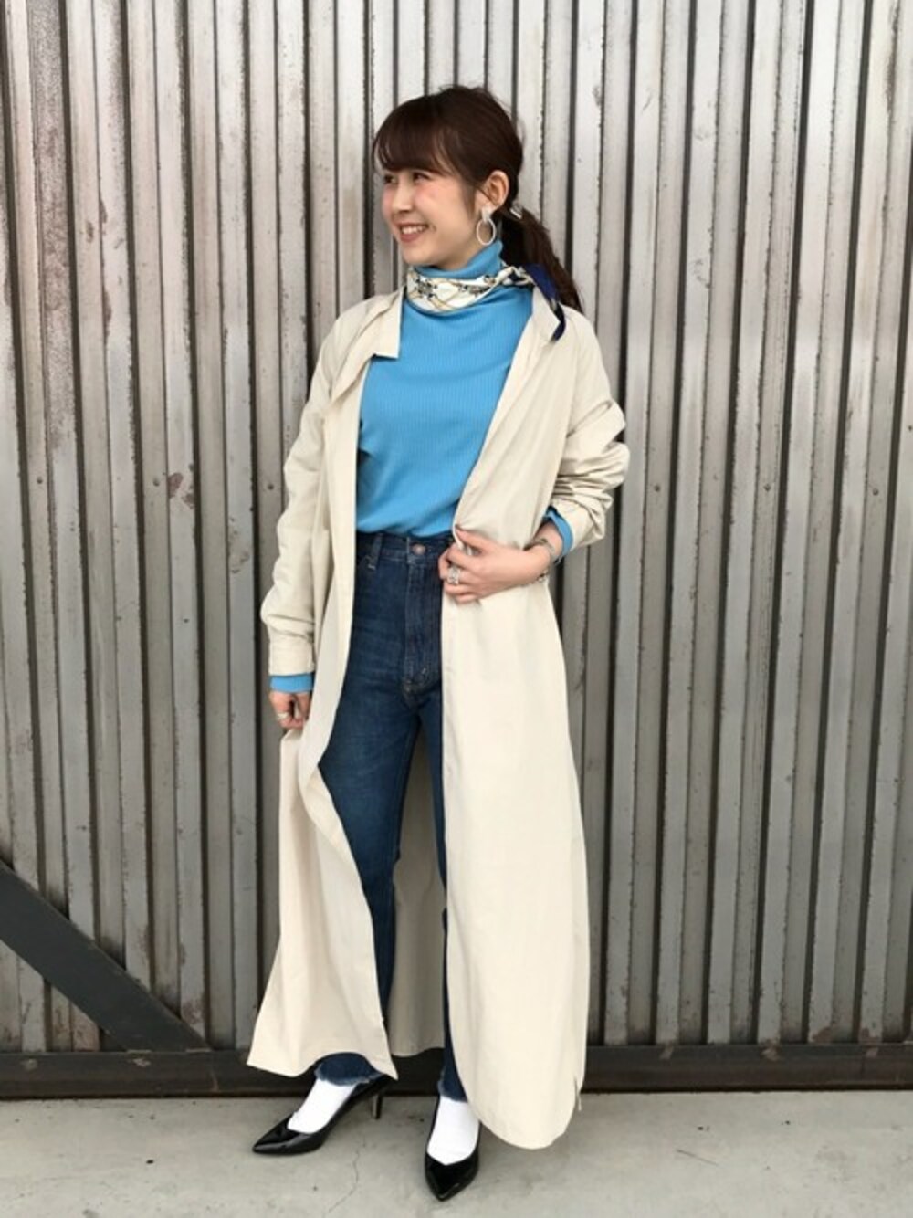「デニム、セーター、コートスタイル、春ニット、春コーデ、シンゾーン(Shinzone)、ジーンズファクトリー、ALLUMER、アリュメール、エイドマンガウン」｜「ALLUMERの[ALLUMER/アリュメール] ミリタリーエイドマンガウン（ワンピース、ホワイト系）」を使った、jeansfactoryさん（レディース・158cm）の冬コーディネートの1枚目の写真