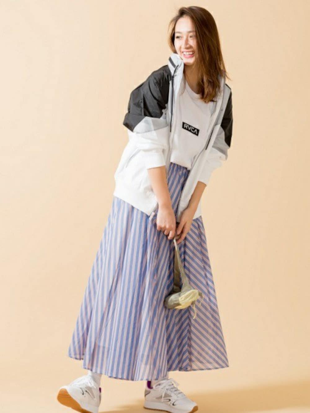 「スカート、NIKE、Tシャツ、ストリート、ストライプ、ボックスロゴ、春コーデ、rvca、ジーンズファクトリー、RVCA(ルーカ)」｜「RVCAの[RVCA/ルーカ] パッチロゴＴ（Tシャツ/カットソー、ホワイト系）」を使った、jeansfactoryさん（レディース・165cm）の春コーディネートの1枚目の写真
