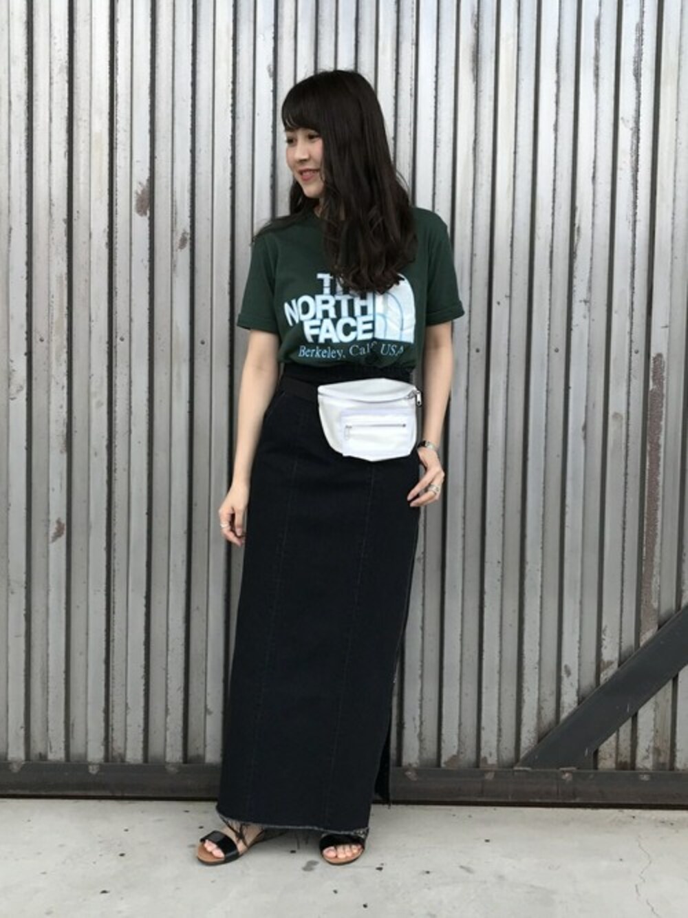 ブラック系のサンダル、グリーン系のTシャツ/カットソーを着用したレディースの春コーディネートの1枚目の写真