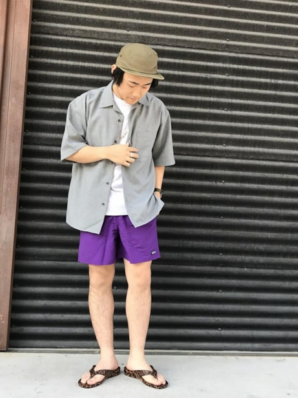 グレー系のシャツ/ブラウスを着用したメンズの夏コーディネートの1枚目の写真