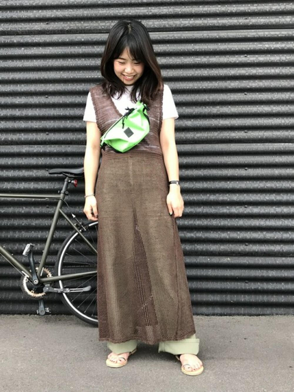 「レイヤードスタイル、大人カジュアル、２ＷＡＹ、リネン、リラックススタイル、ノースリーブワンピース、ジーンズファクトリー、ニットドレス、jeansfactory、ALLUMER」｜「ALLUMERの[ALLUMER/アリュメール] ニットドレス（ワンピース、ブラウン系）」を使った、jeansfactoryさん（レディース・156cm）の夏コーディネートの1枚目の写真