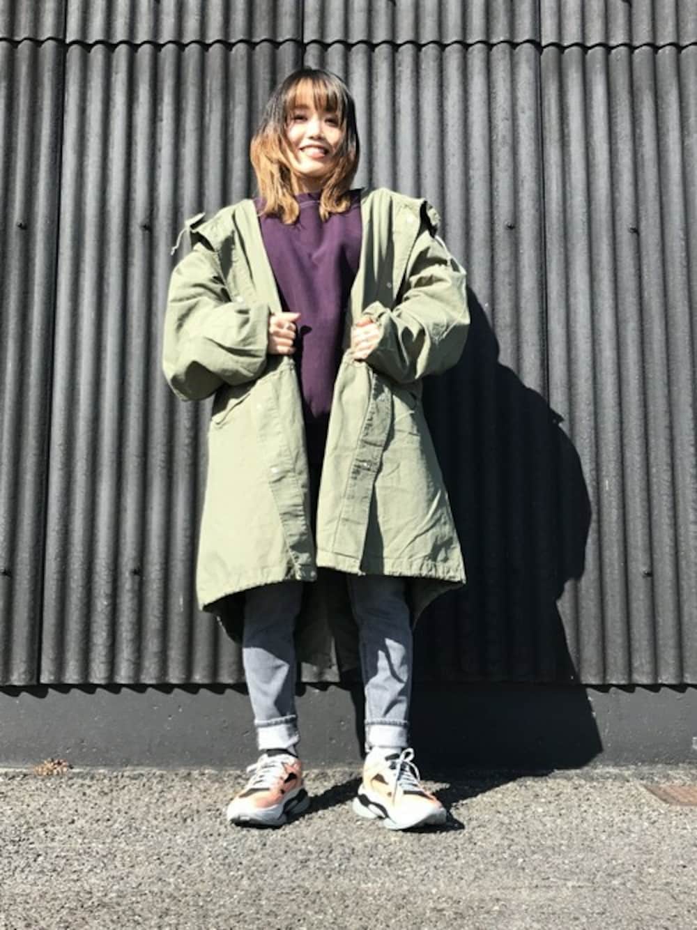 グリーン系のその他アウターを着用したレディースの秋コーディネートの1枚目の写真