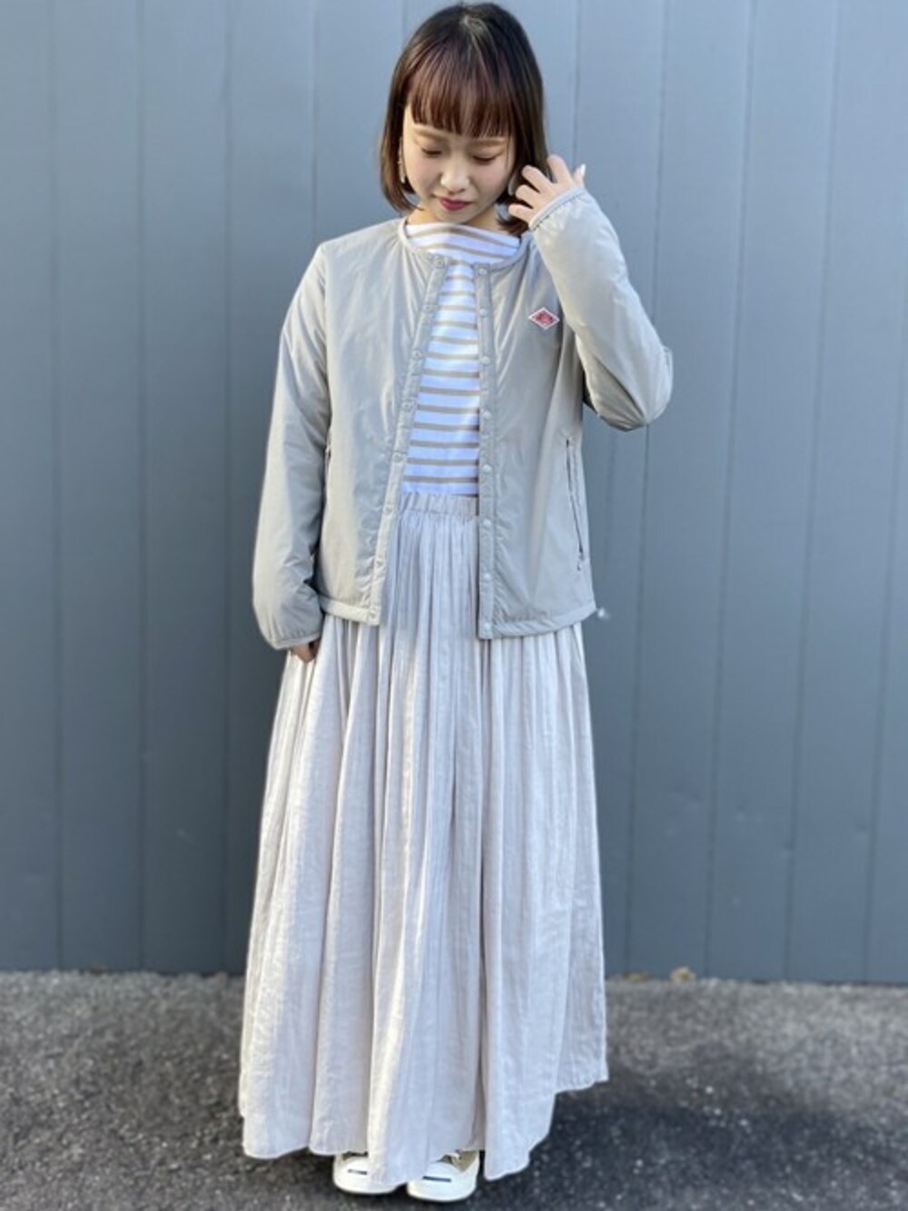 「コンバース、ボーダー、ワントーンコーデ、ベージュ、Danton、saint james、セントジェームス、ジャックパーセル、ダントン、ジーンズファクトリー」｜「DANTONの[DANTON/ダントン] ナイロンストレッチタフタジャケット（ナイロンジャケット、ホワイト系）」を使った、jeansfactoryさん（レディース・153cm）の冬コーディネートの1枚目の写真