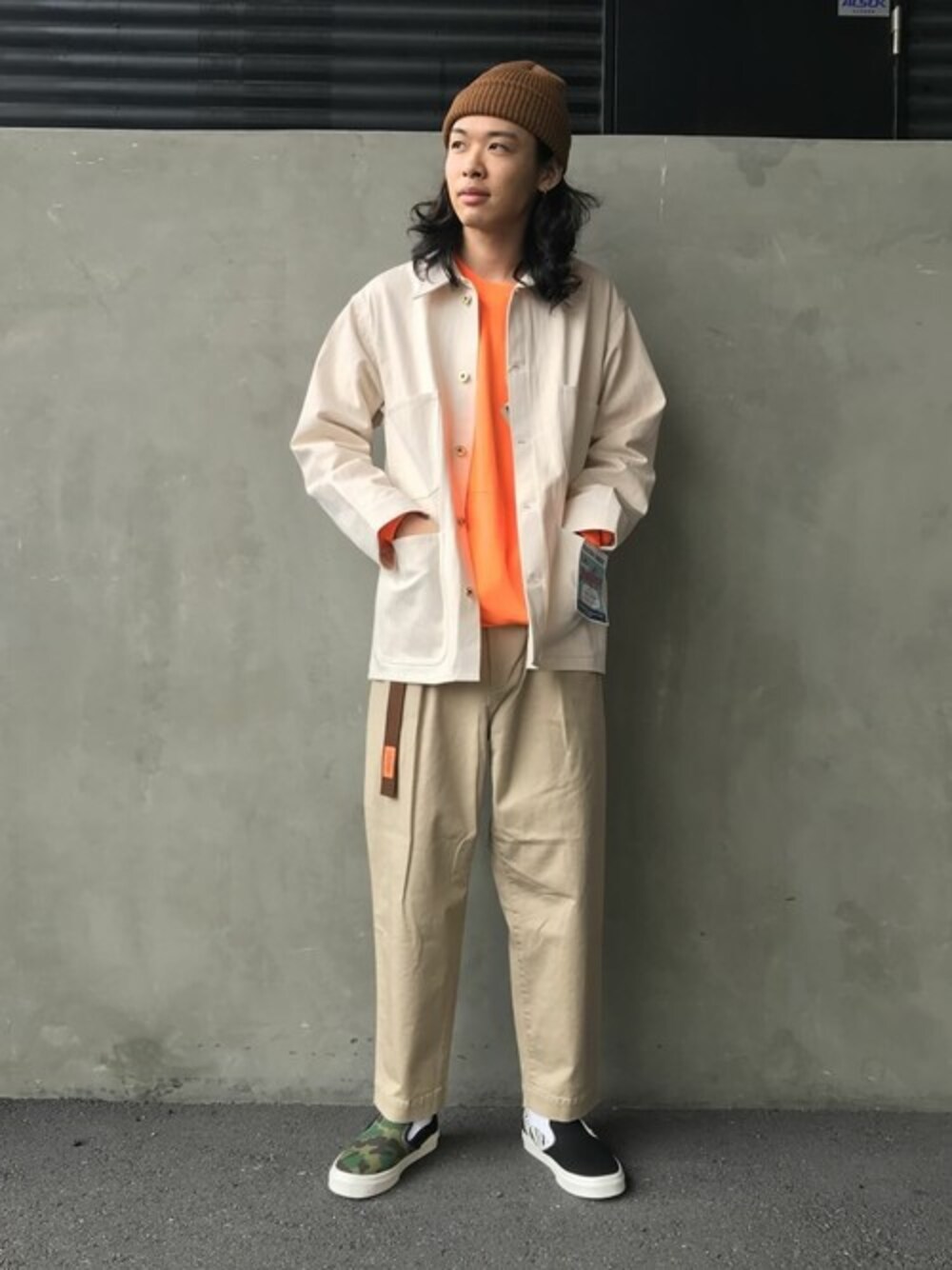 「VANS、ホワイト、レイヤードスタイル、ワーク、春コーデ、おしゃれさんと繋がりたい、ジーンズファクトリー、universaloverall、ユニバーサルオーバーオール、20ss」｜「UNIVERSAL OVERALLのUNIVERSAL OVERALL [ユニバーサルオーバーオール] カバーオール（カバーオール、ホワイト系）」を使った、jeansfactoryさん（メンズ・173cm）の冬コーディネートの1枚目の写真