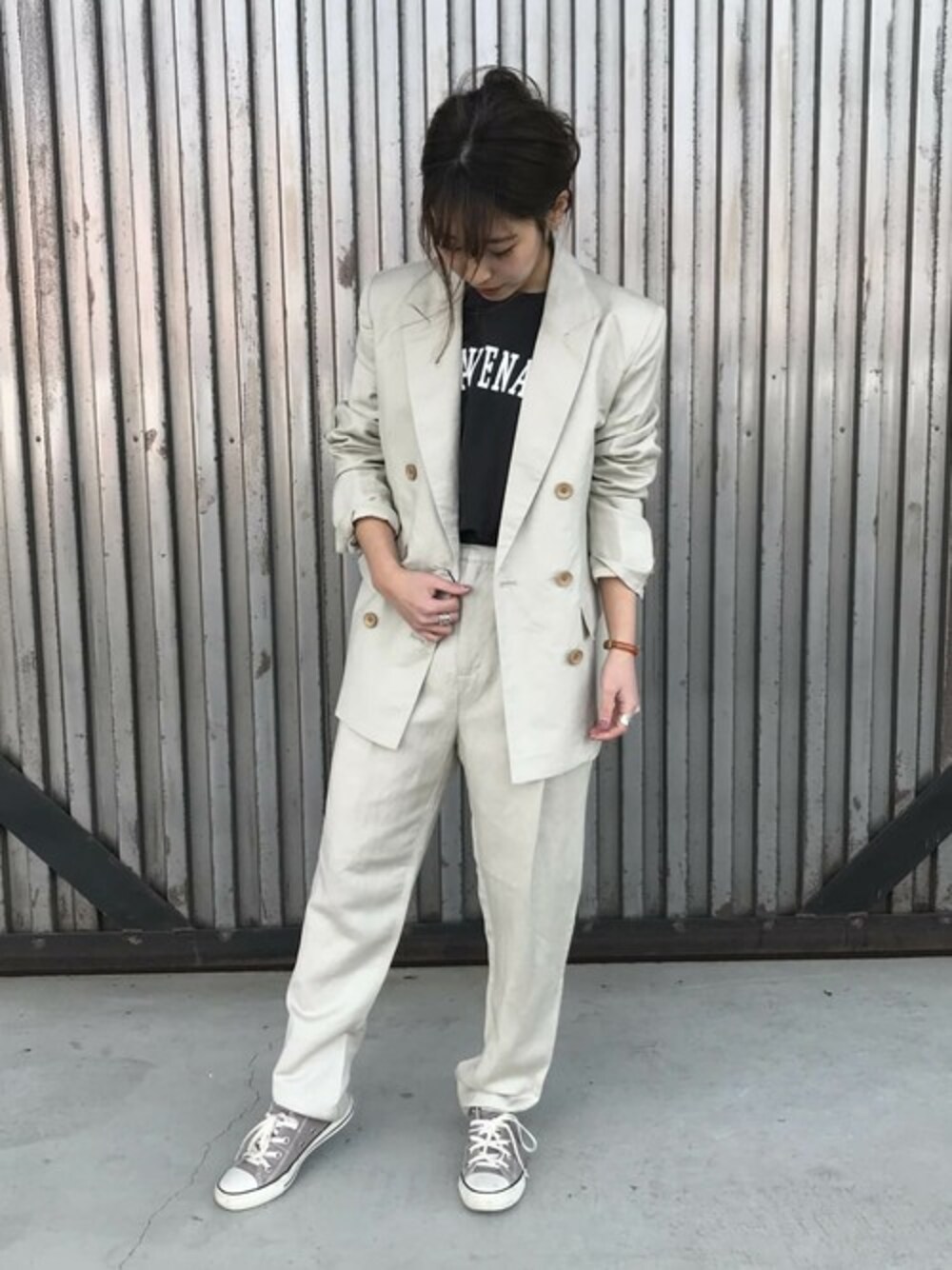 グレー系のTシャツ/カットソーを着用したレディースの冬コーディネートの1枚目の写真