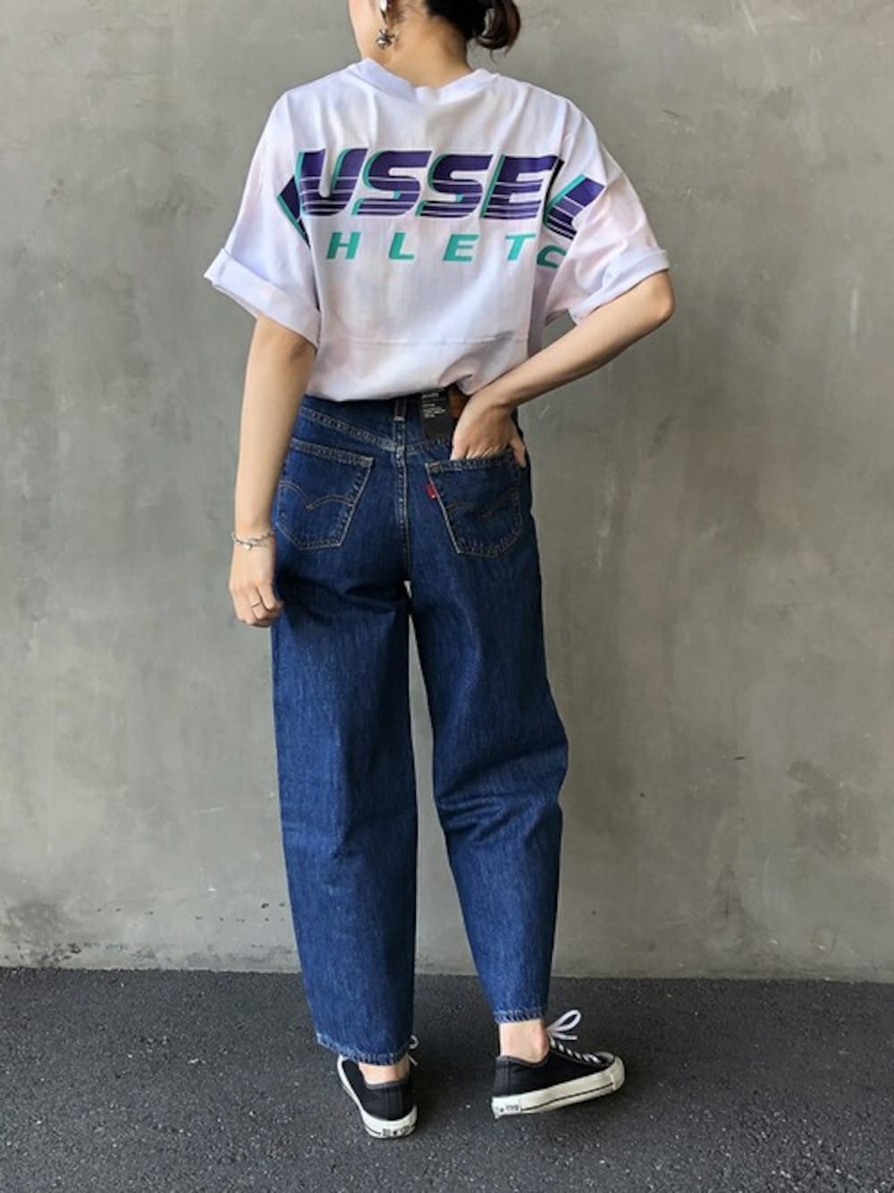 「デニム、コンバース、ビッグシルエット、タイダイ柄、タックイン、バックプリント、ビッグT、バックスタイル、ラッセルアスレチック、ジーンズファクトリー」｜「Russell Athleticの[RUSSELL ATHLETIC/ラッセル アスレチック] 別注バックプリントBIG Tシャツ（ビッグシルエット、タイダイ）（Tシャツ/カットソー、ホワイト系）」を使った、jeansfactoryさん（レディース・160cm）の春コーディネートの1枚目の写真