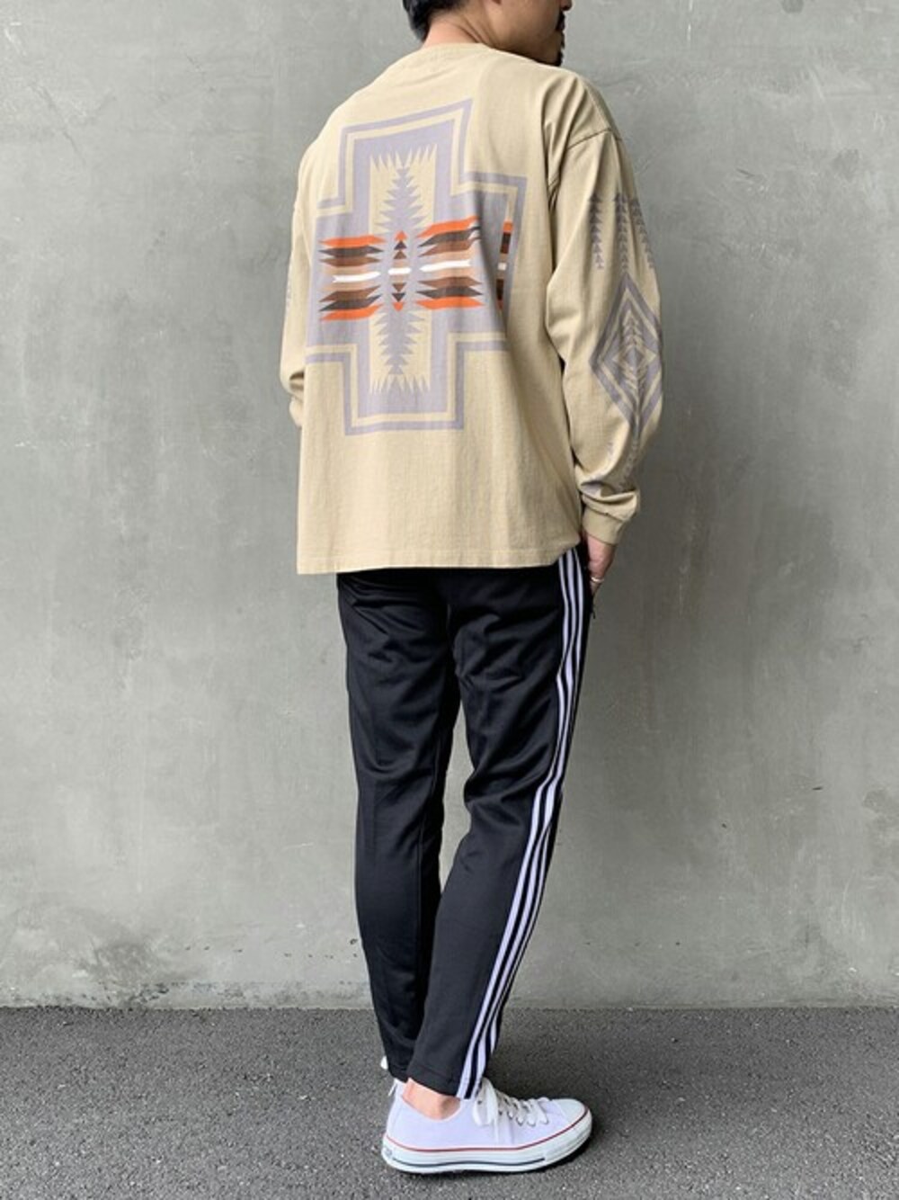 「ビッグシルエット、ストリート、ロンT、スポーツミックス、ペンドルトン、長袖Tシャツ、カジュアルコーデ、バックプリント、ラインパンツ、袖プリント」｜「PENDLETONの[PENDLETON/ペンドルトン] 別注バックプリントロングスリーブTシャツ（Tシャツ/カットソー、ベージュ系）」を使った、jeansfactoryさん（メンズ・170cm）の夏コーディネートの1枚目の写真