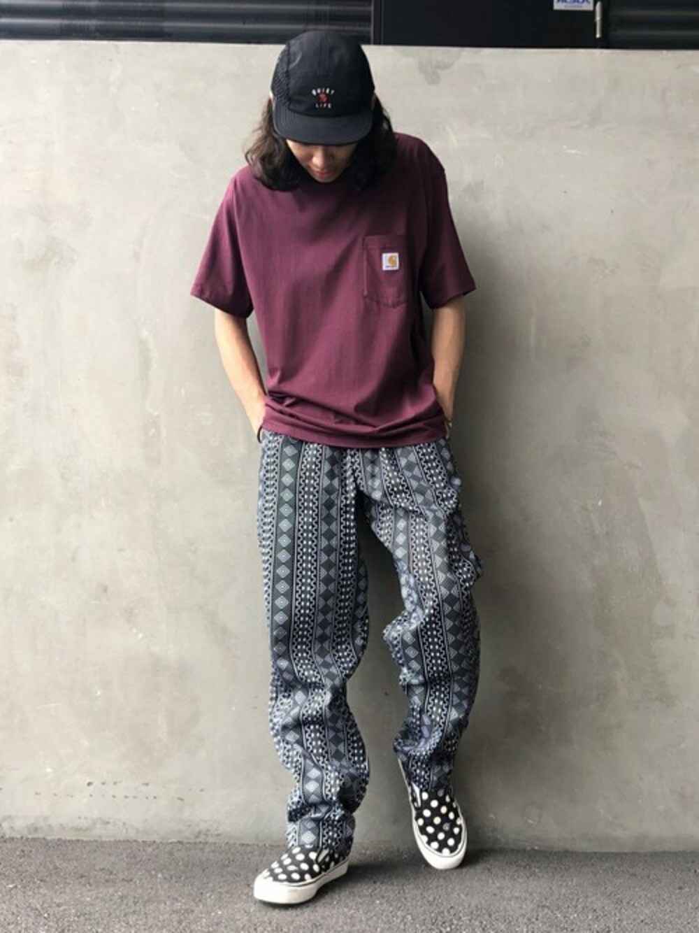 「柄パンツ、Tシャツ、バーガンディー、carhartt、カーハート、ワンポイント、カーハート ダブリューアイピー(Carhartt WIP)、夏コーデ、スケータースタイル、ジーンズファクトリー」｜「Carhartt WIPの[CARHARTT WIP/カーハートダブリューアイピー] ポケット半袖ロゴTシャツ（ビッグシルエット）（Tシャツ/カットソー、レッド系）」を使った、jeansfactoryさん（メンズ・173cm）の夏コーディネートの1枚目の写真