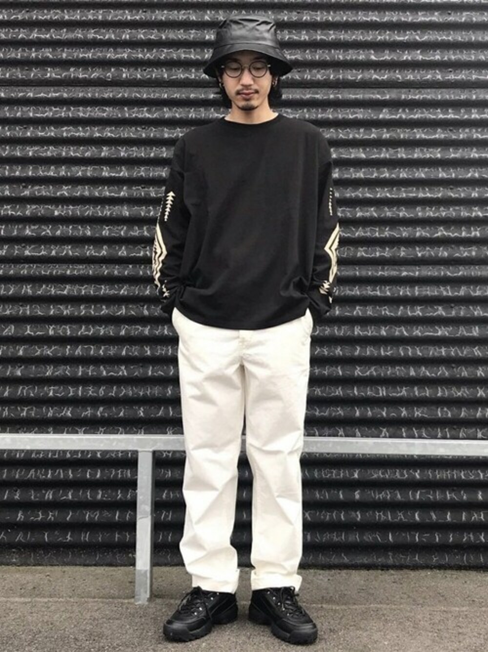 「別注、ロンT、ペンドルトン、PENDLETON、バックプリント、レザーハット、秋コーデ、袖プリント、ジーンズファクトリー、ハーディング」｜「PENDLETONの[PENDLETON/ペンドルトン] 別注バックプリントロングスリーブTシャツ/ビッグシルエット（Tシャツ/カットソー、ブラック系）」を使った、jeansfactoryさん（メンズ・175cm）の夏コーディネートの1枚目の写真