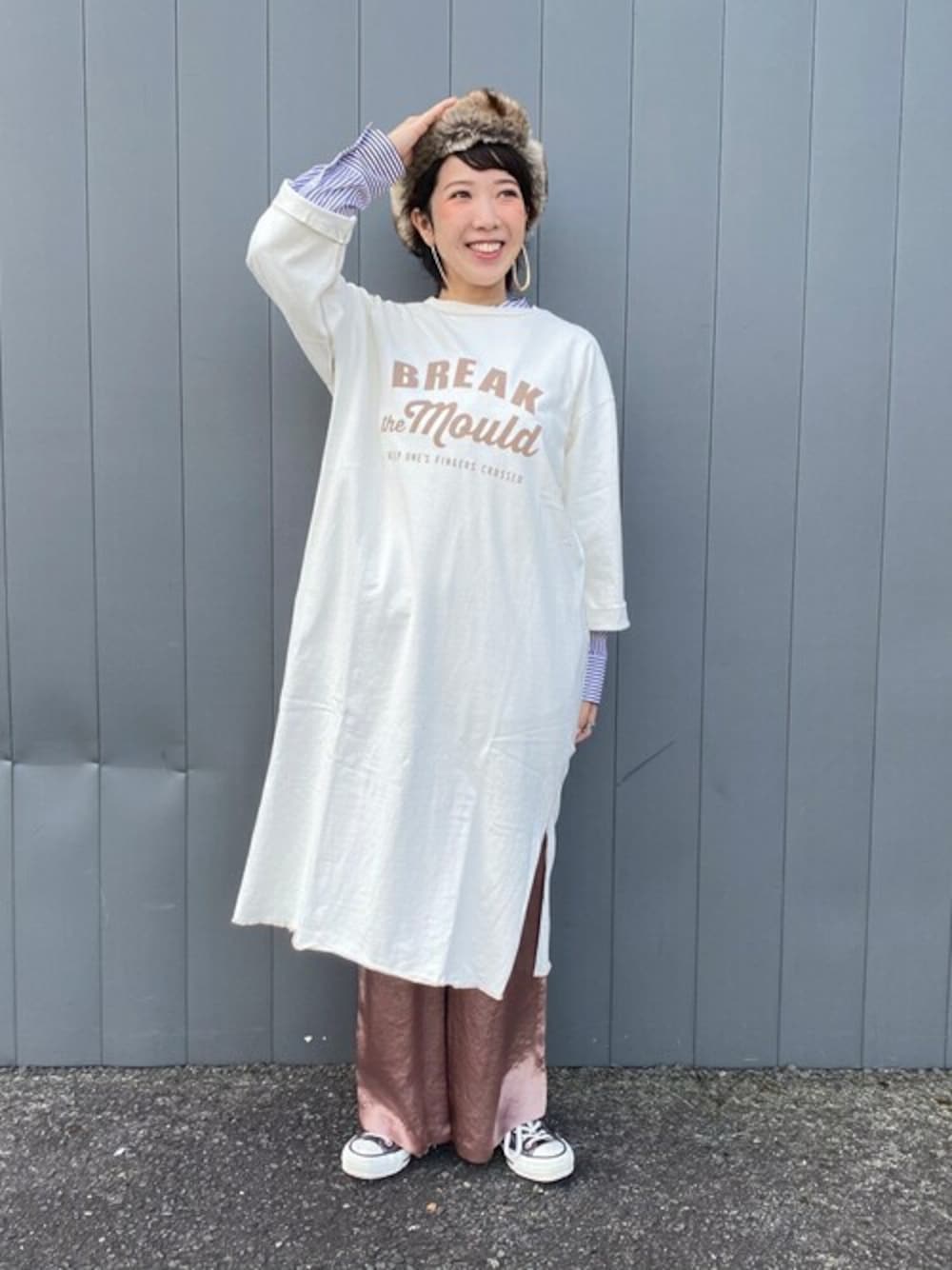 「ファー、ワンピース、レイヤードスタイル、サテンパンツ、フライトキャップ、秋コーデ、バンドカラーシャツ、ジーンズファクトリー、TICCA、+81 BRANCA」｜「＋81BRANCAのロゴプリントワンピース（ワンピース、ホワイト系）」を使った、jeansfactoryさん（レディース・155cm）の秋コーディネートの1枚目の写真