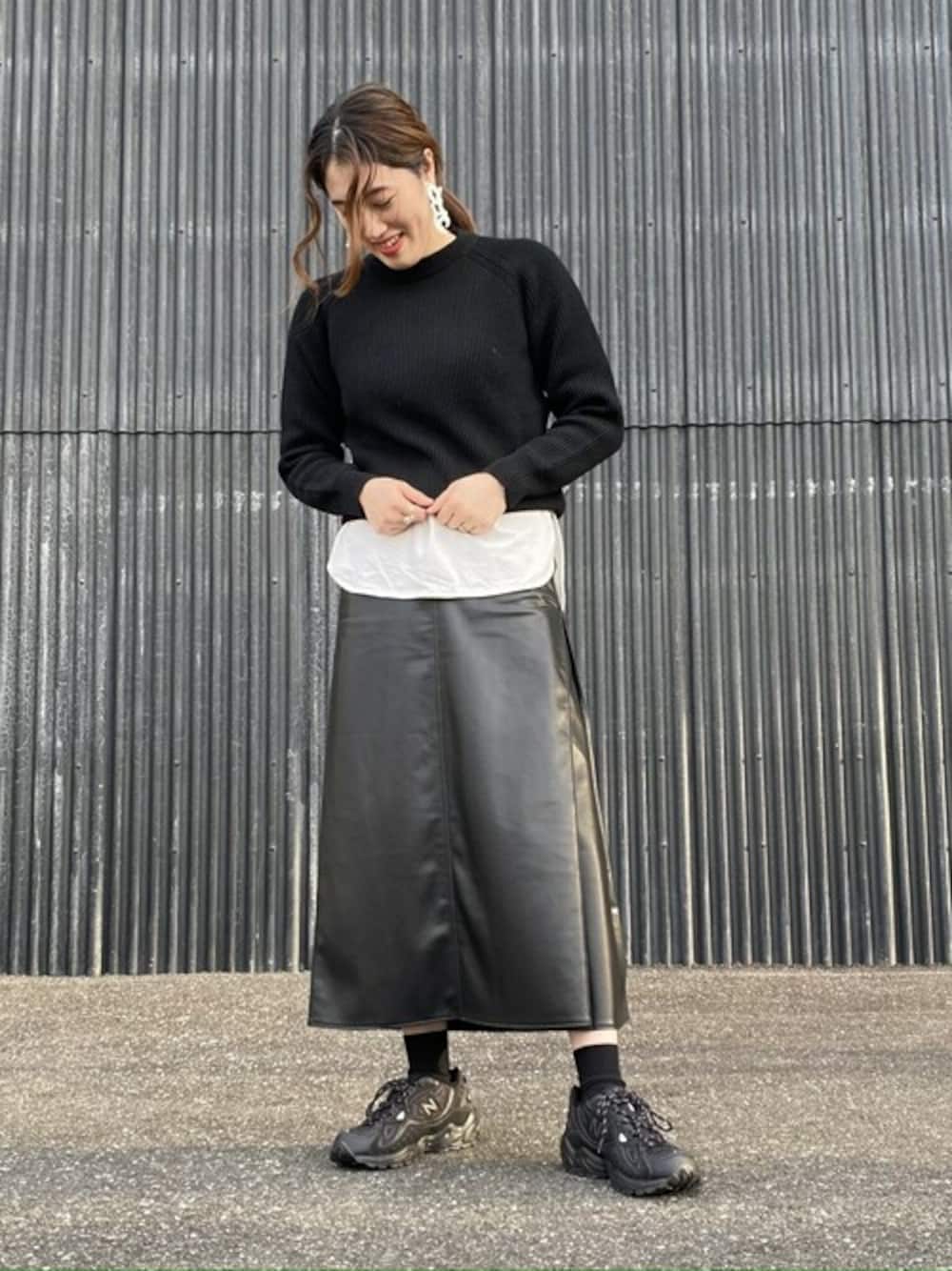 「ニット、スカート、New Balance、冬コーデ、モノトーン、Aライン、ヘムライン、ジーンズファクトリー、エコレザー、エコレザースカート」｜「Vincent et Mireilleの[Vincent et Mireille/ヴァンソン エ ミレイユ] 別注　両畦編みクルーネックニット/オーバーサイズ/ユニセックス（ニット/セーター、ブラック系）」を使った、jeansfactoryさん（レディース・171cm）の秋コーディネートの1枚目の写真