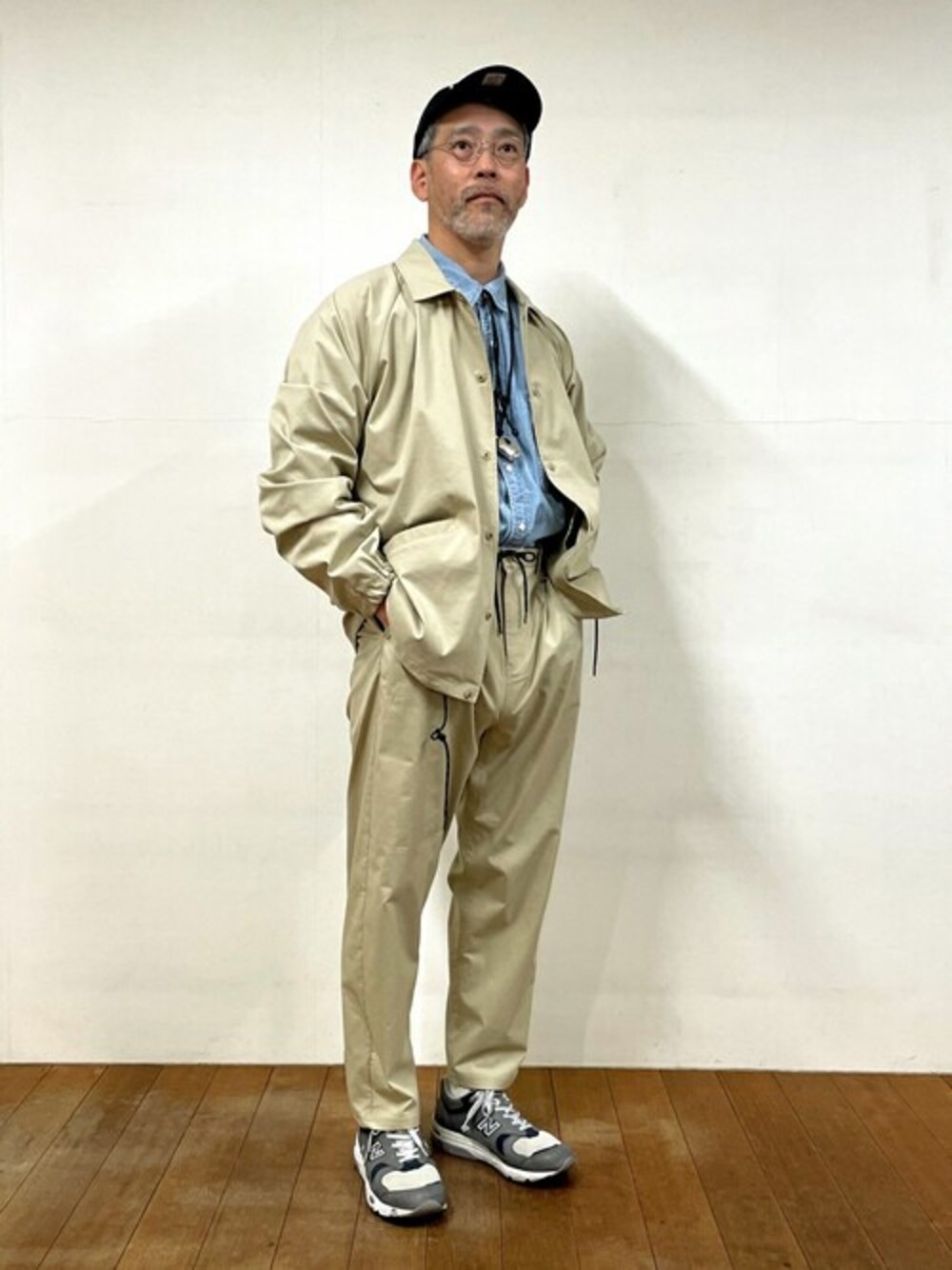 「セットアップ、別注、コーチジャケット、WILDTHINGS、イージーパンツ、ワイルドシングス、春コーデ、パッカブル、機能性素材、ジーンズファクトリー」｜「WILD THINGSの[WILD THINGS/ワイルドシングス] 別注 ビッグシルエットコーチジャケット/パッカブル/セットアップ（ナイロンジャケット、ベージュ系）」を使った、jeansfactoryさん（メンズ・174cm）の春コーディネートの1枚目の写真