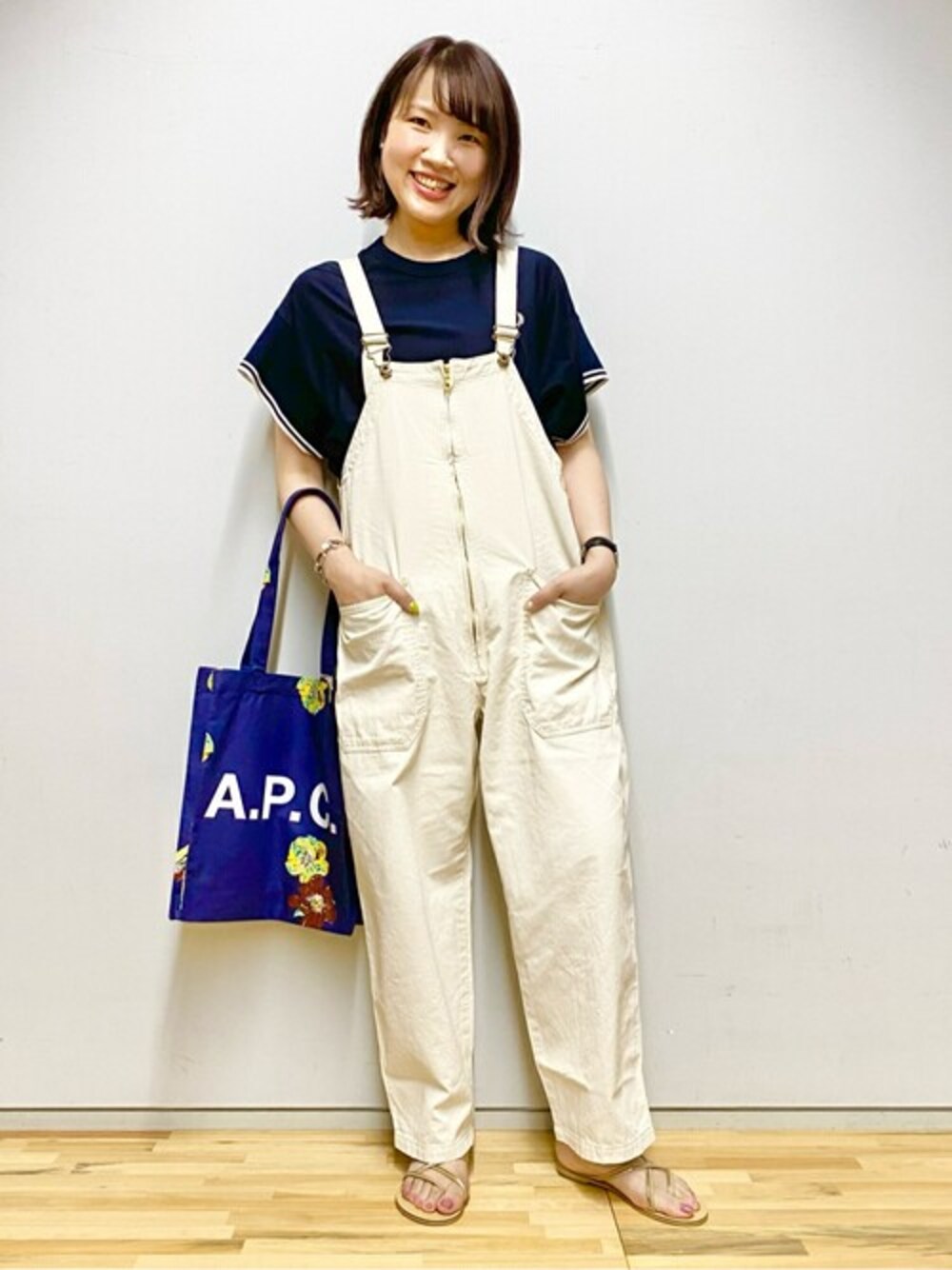「トートバッグ、サロペット、オーバーオール、休日スタイル、APC、マリン、サンダル、夏コーデ、デザイントップス、ジーンズファクトリー」｜「JAPAN BLUE JEANSの[JAPAN BLUE/ジャパンブルー] シェフオーバーオール（サロペット/オーバーオール、ホワイト系）」を使った、jeansfactoryさん（レディース・165cm）の春コーディネートの1枚目の写真