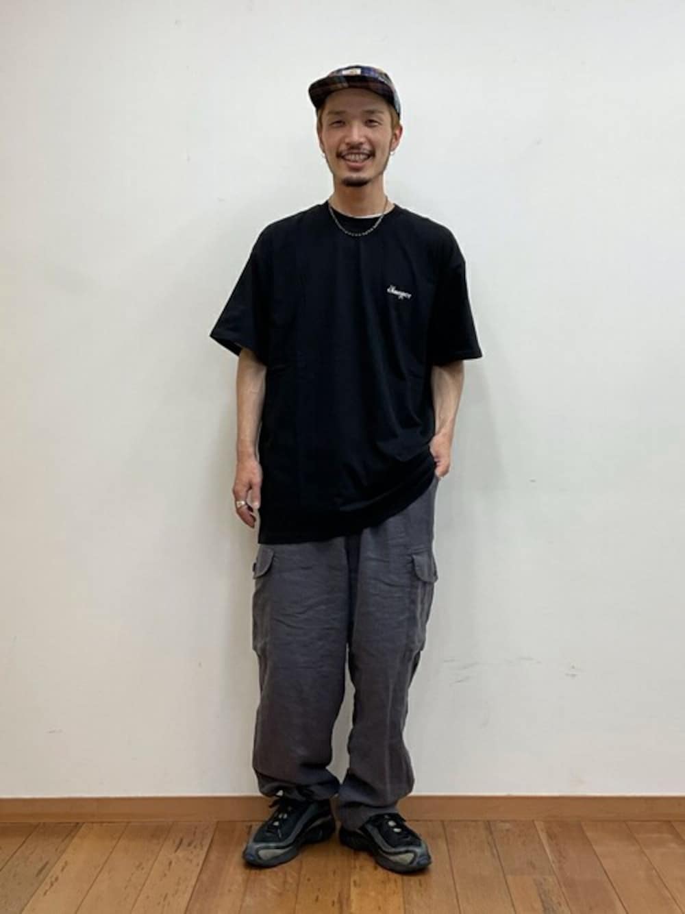 「キャップ、ストリート、カーゴパンツ、休日スタイル、カーハート ダブリューアイピー(Carhartt WIP)、リラックススタイル、夏コーデ、ビックT、バックプリント、ジーンズファクトリー」｜「Carhartt WIPの[carhartt WIP/カーハートダブリューアイピー] CALIBRATE バックプリントTシャツ（Tシャツ/カットソー、ブラック系）」を使った、jeansfactoryさん（メンズ・175cm）の春コーディネートの1枚目の写真