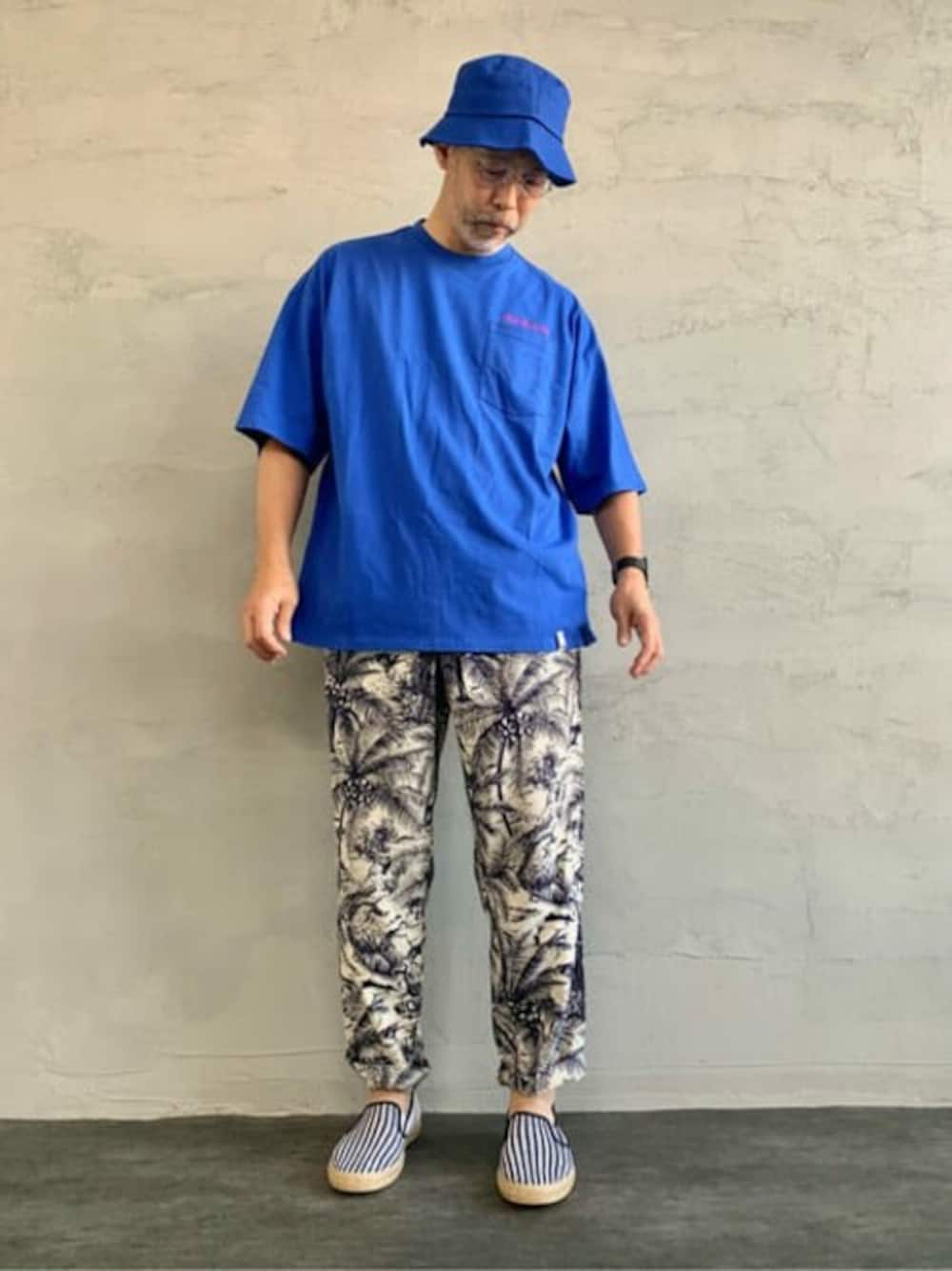 「柄パンツ、別注、休日スタイル、ロイヤルブルー、夏コーデ、バケットハット、セット、父の日、ジーンズファクトリー、フルーツオブザルーム」｜「FRUIT OF THE LOOMの[FRUIT OF THE LOOM/フルーツオブザルーム] 別注 ロゴ入りポケットTシャツ＆バケットハット 2点セット（Tシャツ/カットソー、ブルー系）」を使った、jeansfactoryさん（メンズ・174cm）の夏コーディネートの1枚目の写真