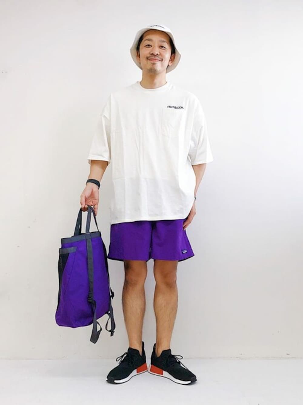「別注、パタゴニア、patagonia、バケットハット、セット、ビッグT、バギーズショーツ、ジーンズファクトリー、フルーツオブザルーム、NMD」｜「FRUIT OF THE LOOMの[FRUIT OF THE LOOM/フルーツオブザルーム] 別注 ロゴ入りポケットTシャツ＆バケットハット 2点セット（Tシャツ/カットソー、ホワイト系）」を使った、jeansfactoryさん（メンズ・177cm）の夏コーディネートの1枚目の写真