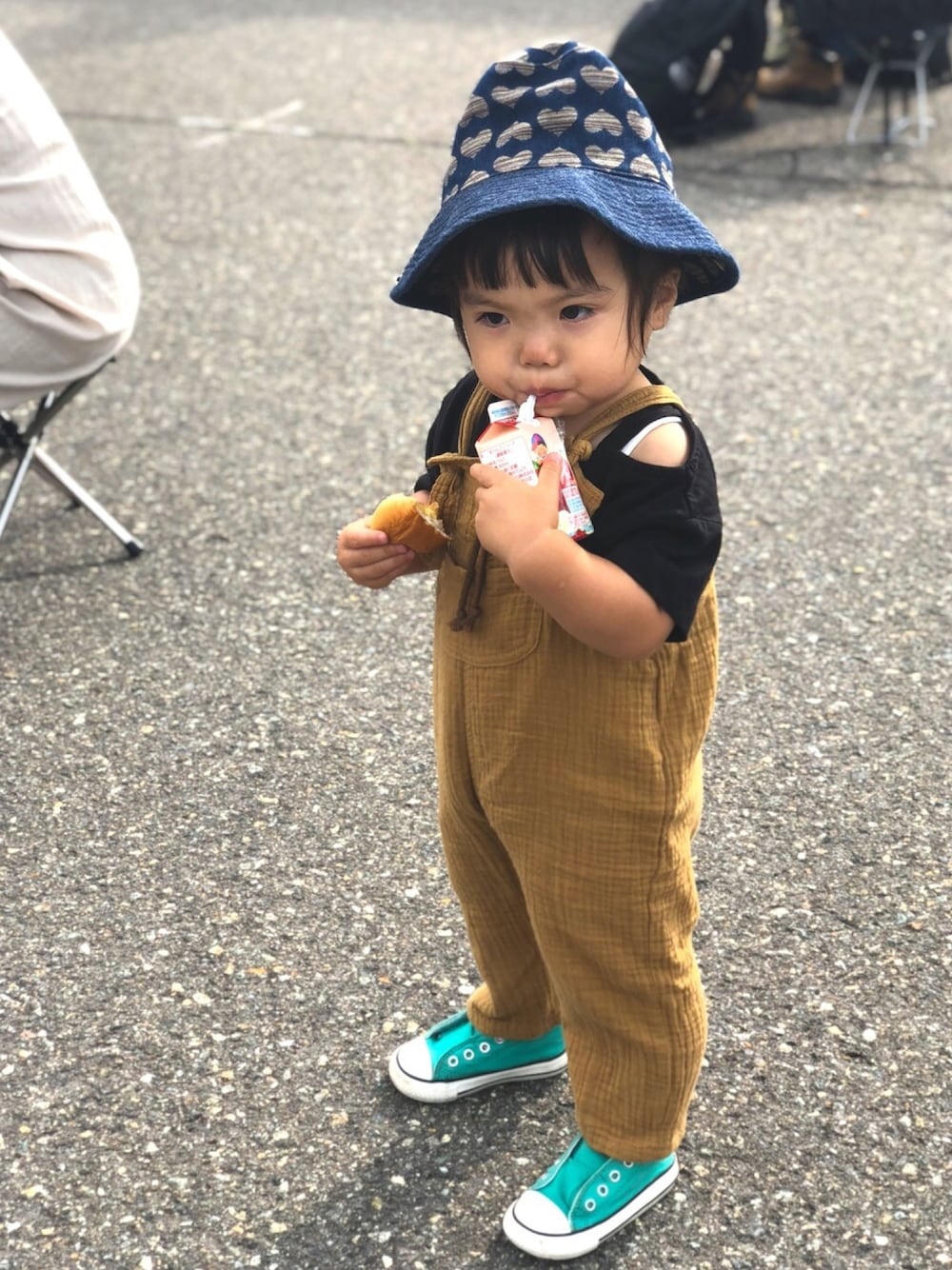 「fujirock、フジロック、夏コーデ、おんなのこ、2歳、ブランシェス、バースデイ、フェススタイル、コンバース、キッズコーデ」｜「Birthdayのアイテム（サロペット/オーバーオール、イエロー系）」を使った、COTORIさん（キッズ・90cm）の夏コーディネートの1枚目の写真