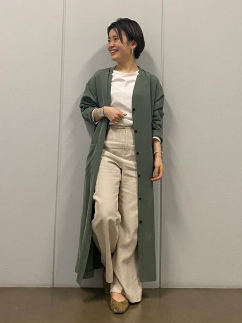 「ワンピース、シンプル、ホワイト、大人カジュアル、カーキ、休日スタイル、パンツスタイル、お出掛けコーデ、セミワイドパンツ、グリーンの着こなし」｜「human womanの◆セルロース/Nツイルニドムワンピース（シャツワンピース、グリーン系）」を使った、ayakaさん（レディース・151cm）の春コーディネートの1枚目の写真