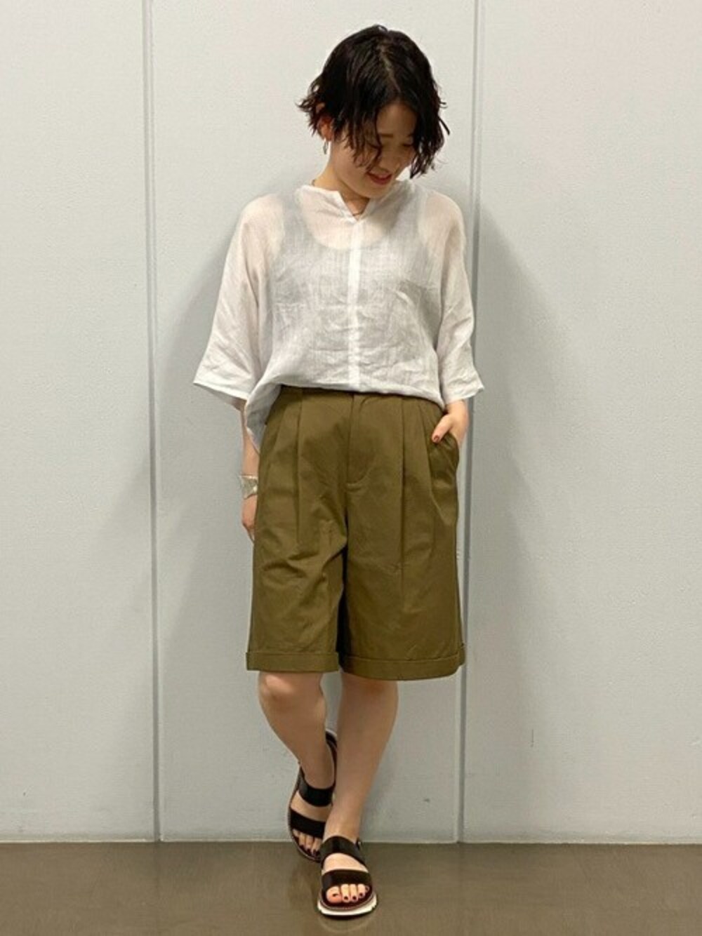 「ブラウス、パンツ、グレー、リラックス、大人カジュアル、カーキ、サンダル、リネン、カジュアルコーデ、トレンドファッション」｜「human womanの◆ラミーブラウス（シャツ/ブラウス、グレー系）」を使った、ayakaさん（レディース・151cm）の夏コーディネートの1枚目の写真