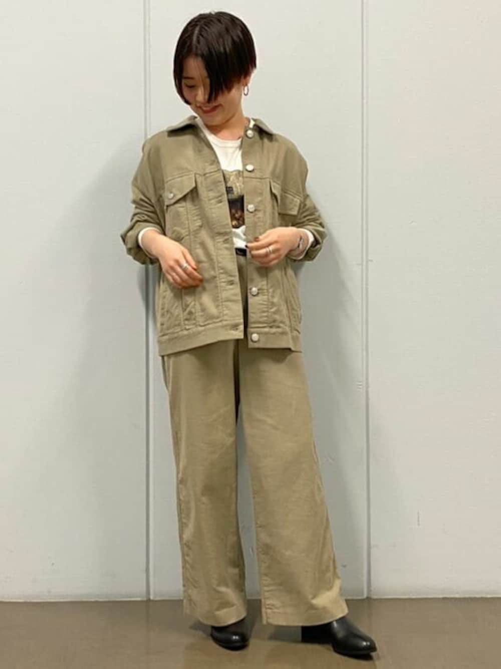 ベージュ系のブルゾン、ホワイト系のTシャツ/カットソー、ベージュ系のその他パンツを着用したレディースの秋コーディネートの1枚目の写真