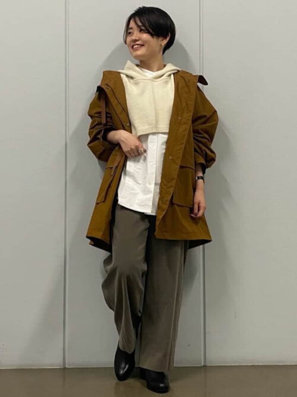 ベージュ系のブルゾン、ホワイト系のシャツ/ブラウス、ベージュ系のその他パンツを着用したレディースの秋コーディネートの1枚目の写真