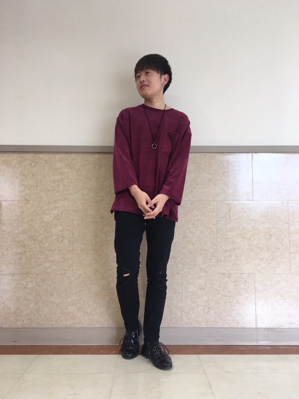 「ベロア、スキニーパンツ、秋のコーデ、Vライン、ダメージデニムパンツ」｜「WEGOのWEGO/ベロアポケットルーズカットソー（Tシャツ/カットソー、レッド系）」を使った、ryoさん（メンズ・170cm）の秋コーディネートの1枚目の写真