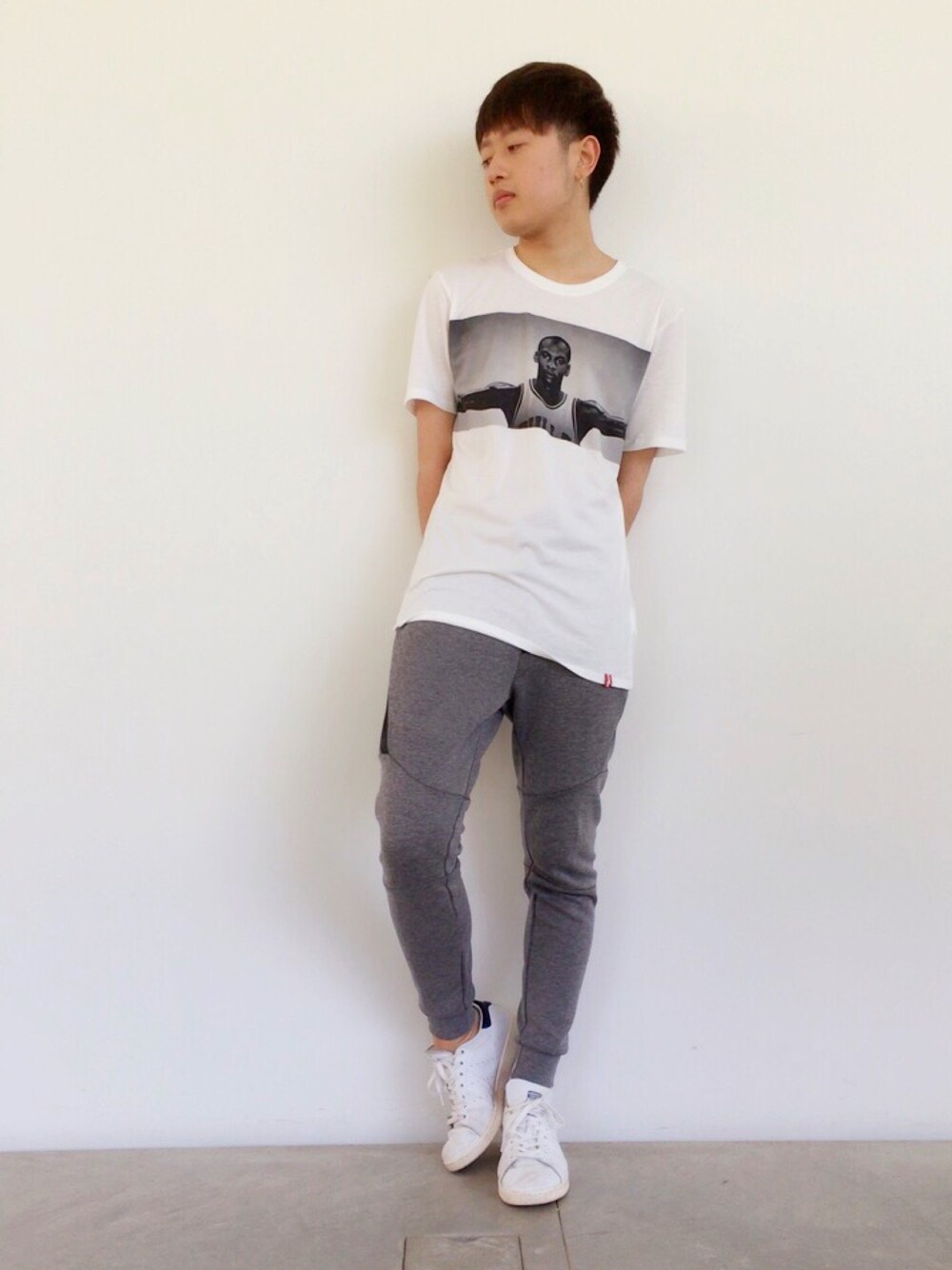「NIKE、スポーツミックス、すずしい、ジョガーパンツ、ジョーダン、スリムフィット」｜「NIKEのNIKE JORDAN WINGS TEE【SP】（Tシャツ/カットソー、ホワイト系）」を使った、ryoさん（メンズ・170cm）の秋コーディネートの1枚目の写真