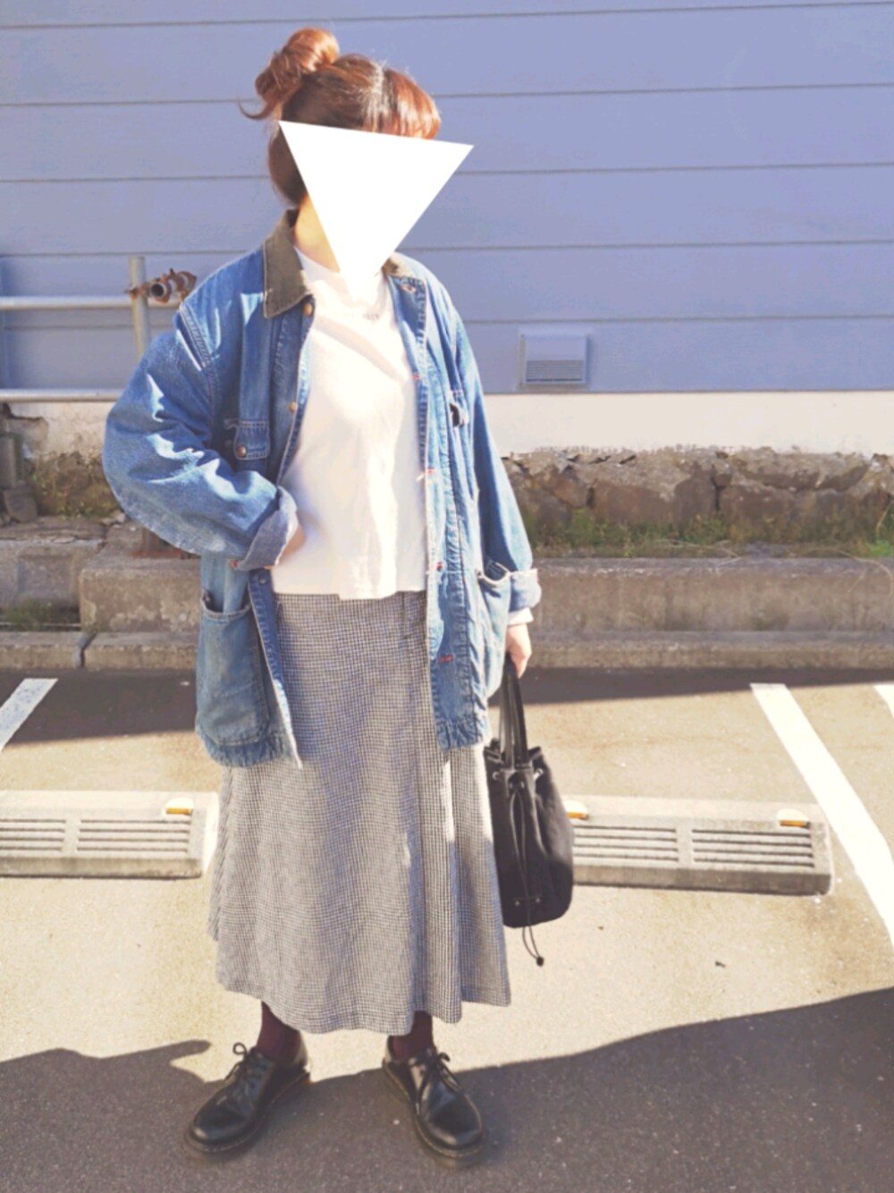 ブルー系のカバーオール、ホワイト系のTシャツ/カットソー、ブラック系のトートバッグを着用したレディースの秋コーディネートの1枚目の写真