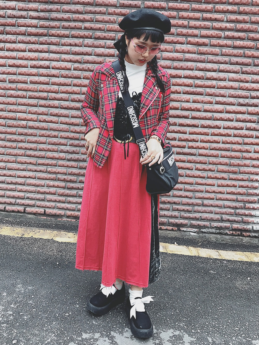 「ootd、used、vintage、古着、チェック、春コーデ、red、ベレー帽、サングラス、ショルダーバッグ」｜「PAMEO POSEのアイテム（ハンチング/ベレー帽、ブラック系）」を使った、アイさん（レディース・161cm）の春コーディネートの1枚目の写真