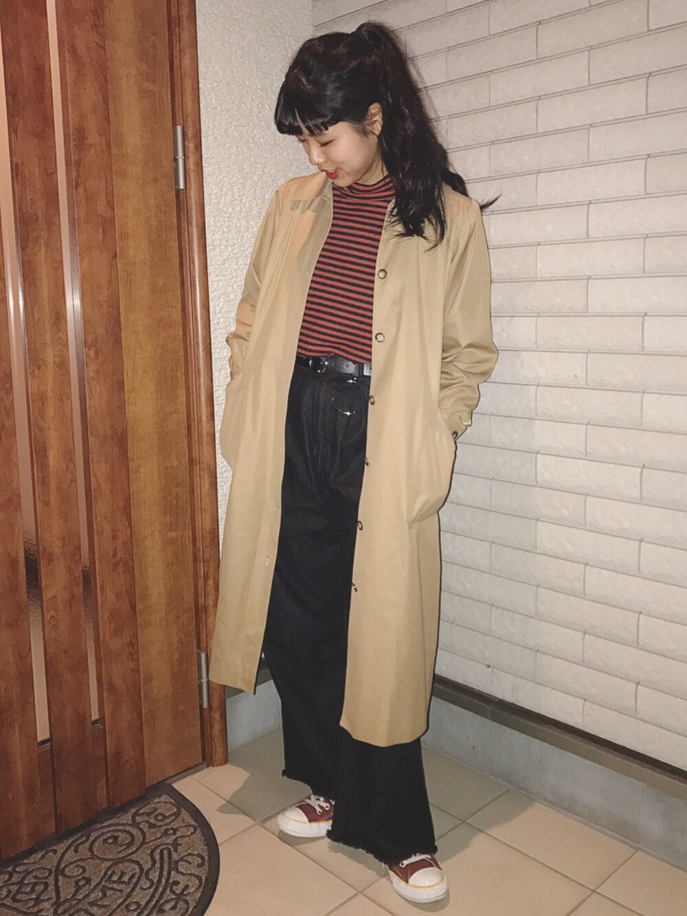 「ootd、used、vintage、古着、秋のコーデ、デニム、ワイドパンツ、スニーカー、コンバース、トレンチコート」｜「LACOSTEのアイテム（Tシャツ/カットソー、レッド系）」を使った、アイさん（レディース・162cm）の秋コーディネートの1枚目の写真