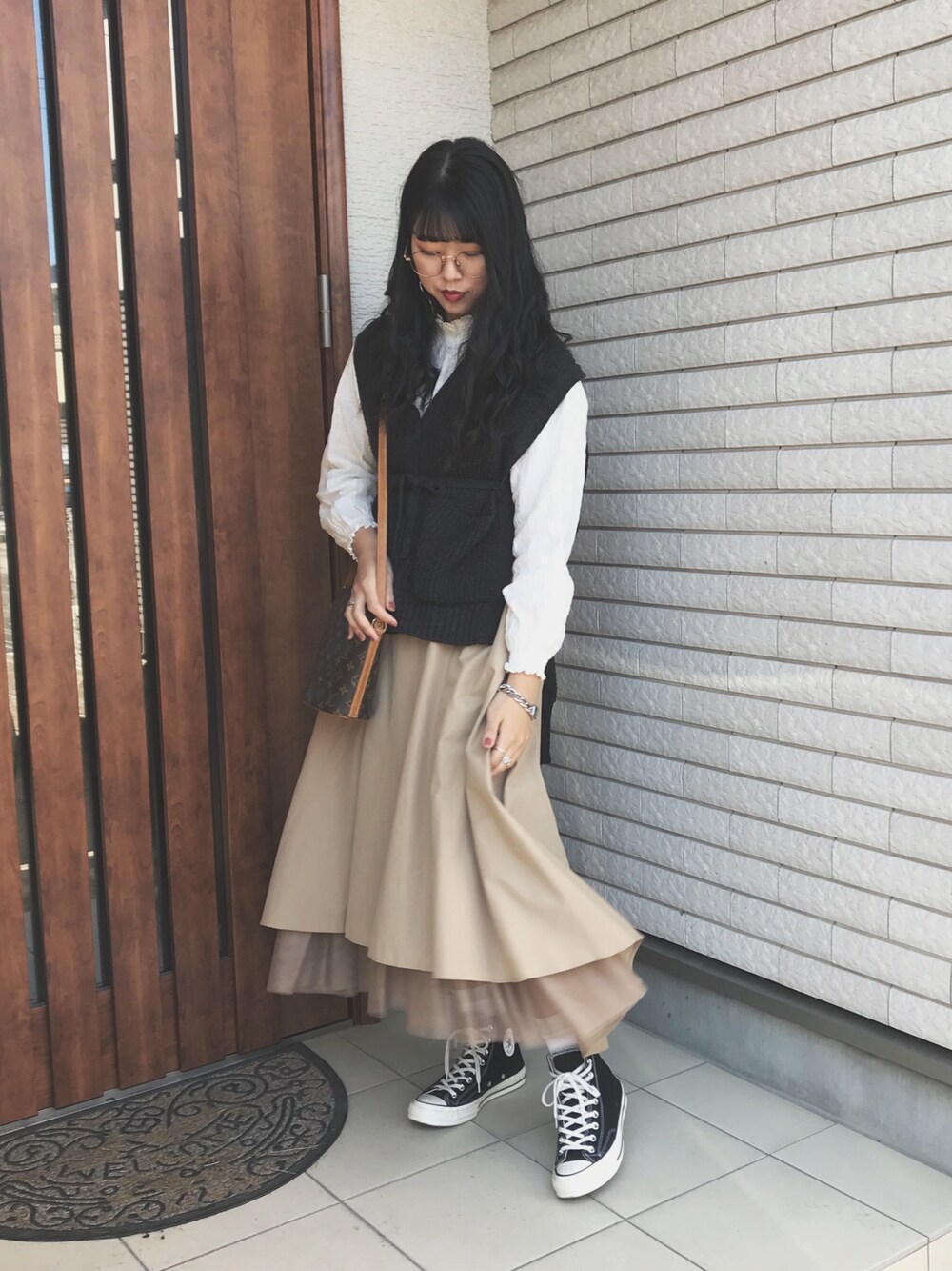 「大人カジュアル、休日スタイル、シンプル、春、ベージュ、spring、黒、レイヤードスタイル、コンバース、outfit」｜「Samansa Mos2のレース衿ブラウス（シャツ/ブラウス、ホワイト系）」を使った、アイさん（レディース・162cm）の春コーディネートの1枚目の写真