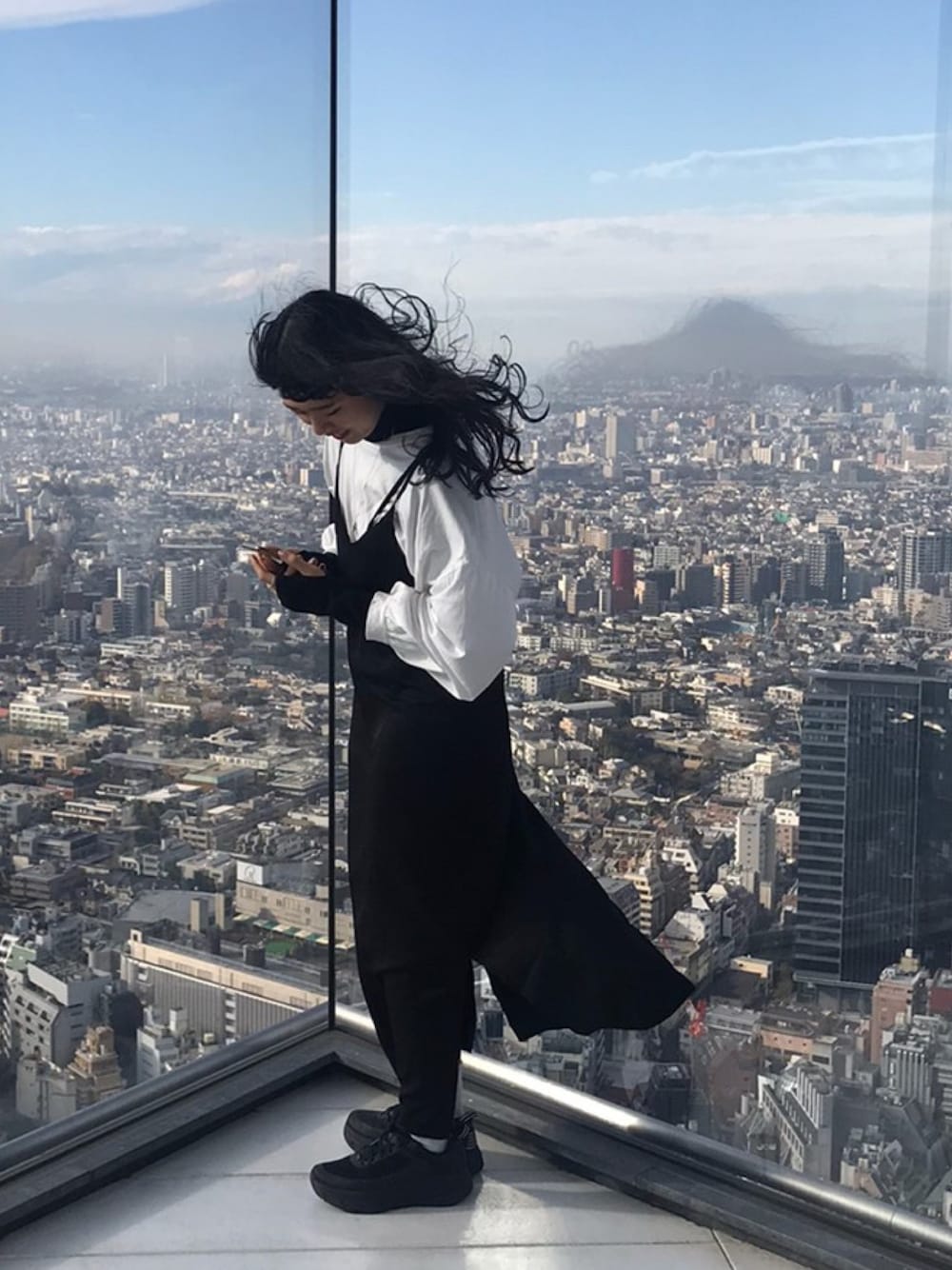 「年末WEAR感謝祭、休日スタイル、シンプルコーデ、ブラック、モノトーン、キャミソールワンピ、タートルネック、スニーカー、ラフ、HOKAONEONE」｜「ISOOKのバッククロスストラップキャミワンピース（ワンピース、ブラック系）」を使った、アイさん（レディース・162cm）の冬コーディネートの1枚目の写真
