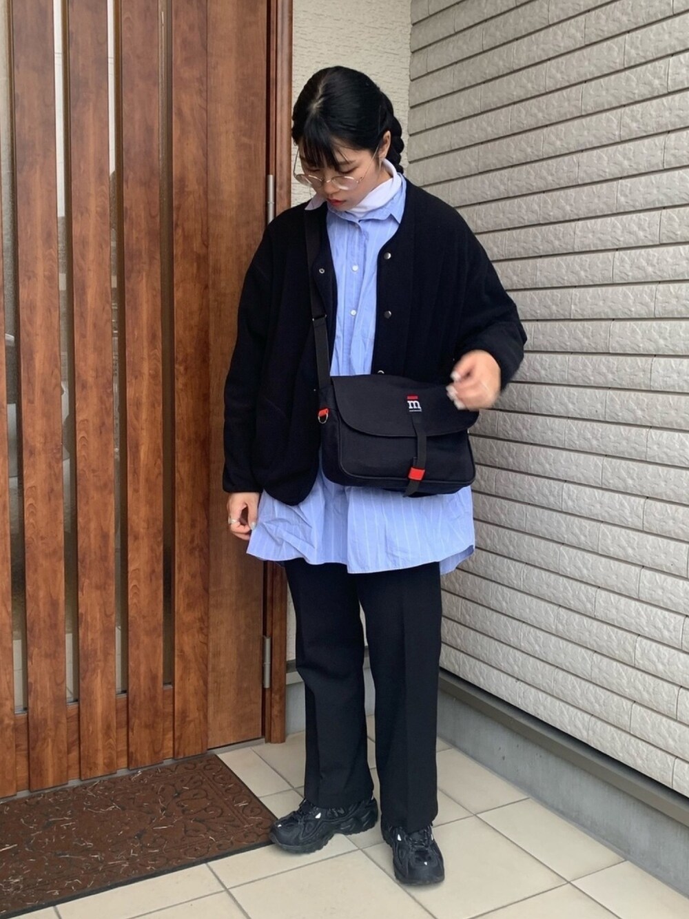 「パステル映える春、シンプル、オーバーサイズ、スニーカー、オーバーシャツ、ストレートパンツ、ブラック、marimekko、ユニクロ、メガネ女子」｜「UNIQLOのスーピマコットンタートルネックT（長袖）（Tシャツ/カットソー、ホワイト系）」を使った、アイさん（レディース・162cm）の春コーディネートの1枚目の写真